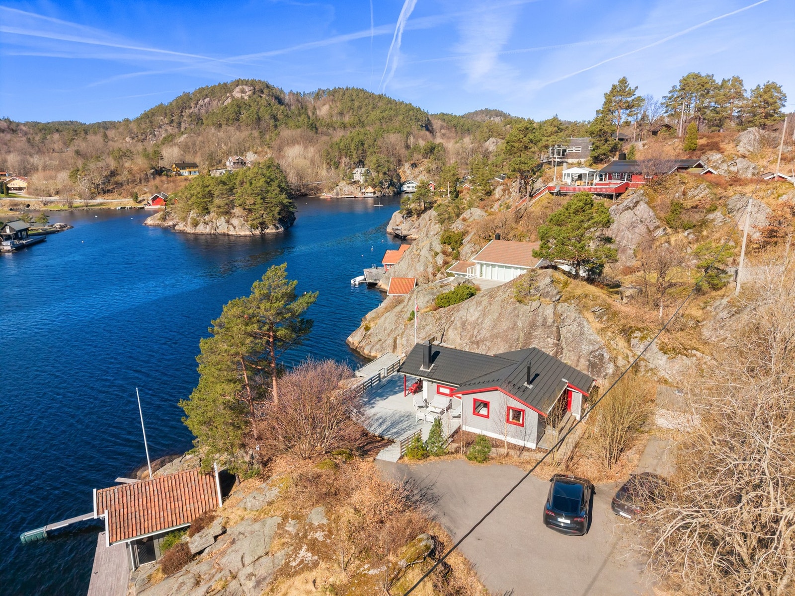 Hytten ligger rett ved sjøen og har egen parkering på siden Galleribilde
