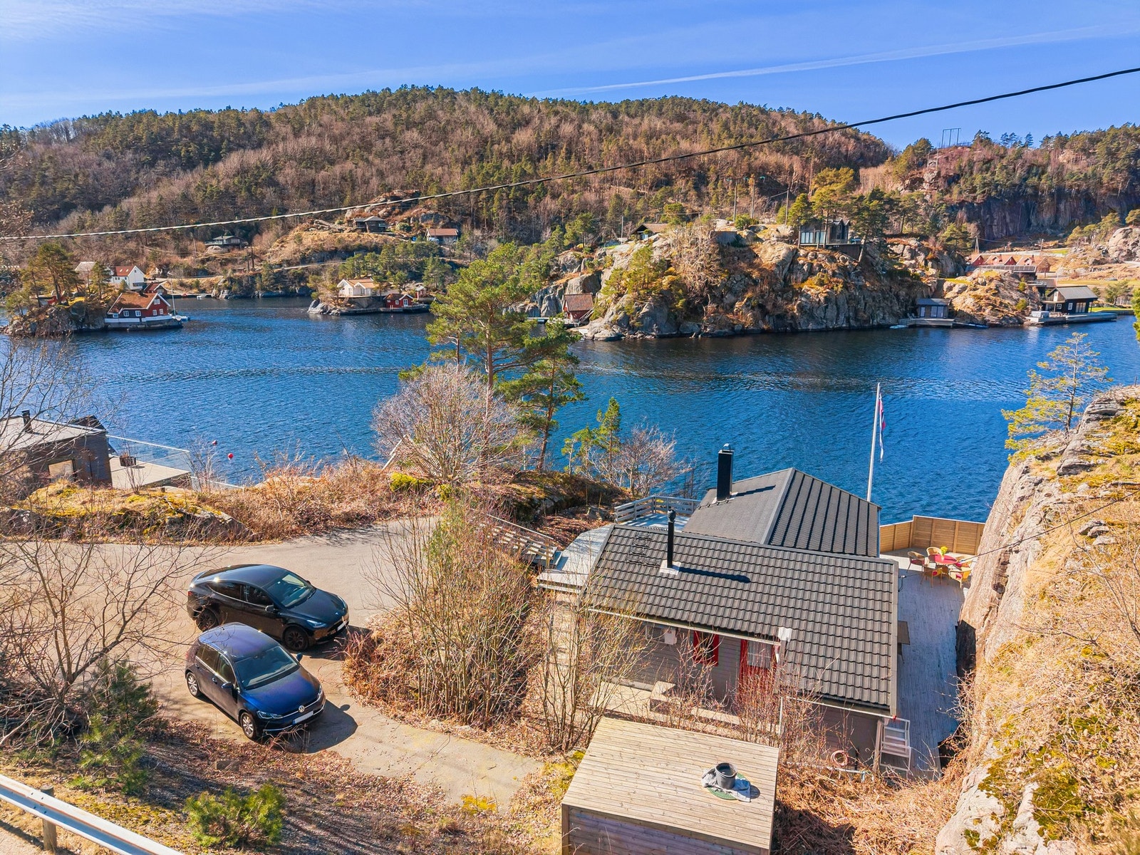 Hytten og parkeringsareal på egen tomt Galleribilde