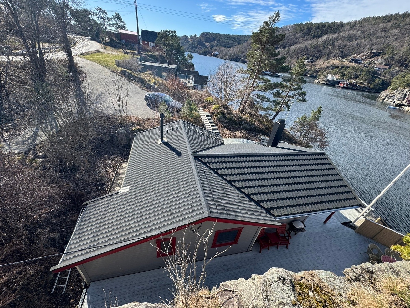 Bilde tatt fra oversiden mot hytten Galleribilde