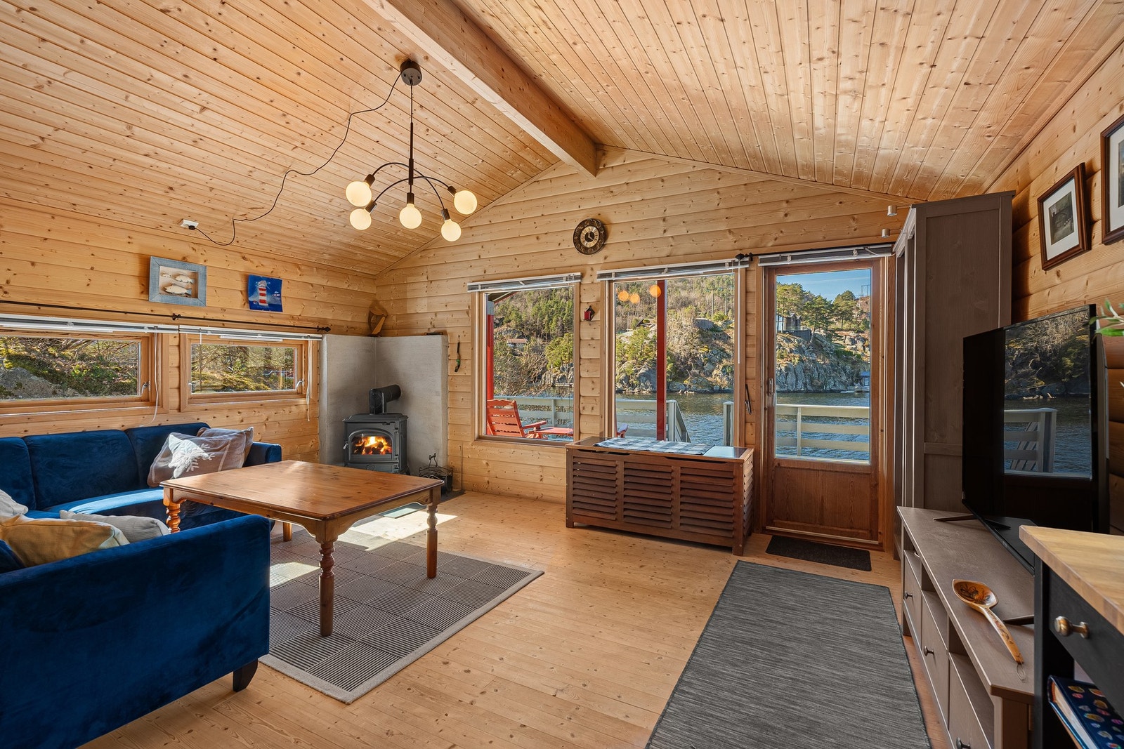 Fra del av stuen med vinduer vendt mot sjøen Galleribilde