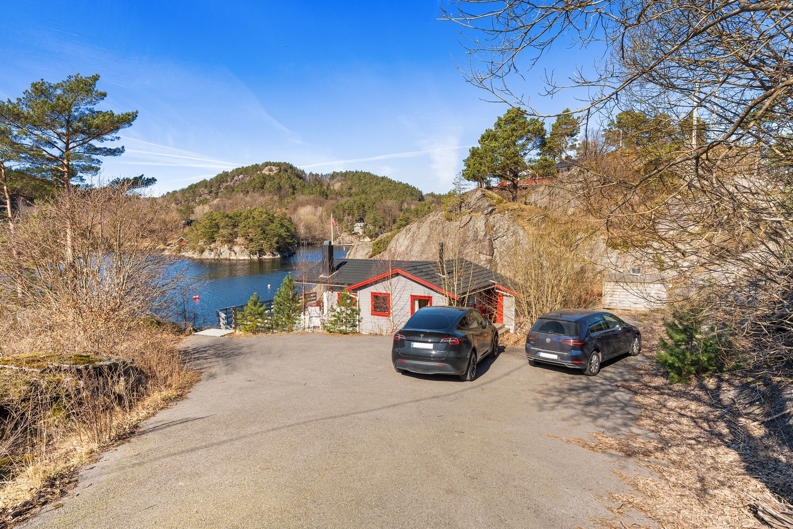 Fra parkeringsområdet på tomten ovenfor hytten Galleribilde