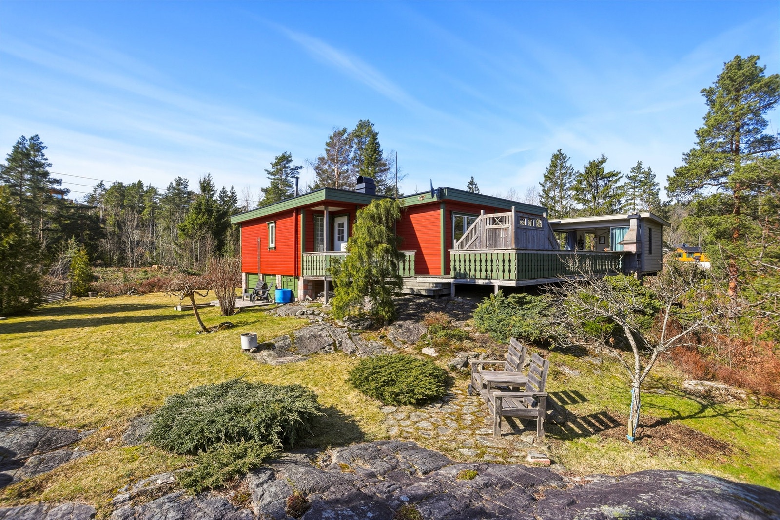 Hytta ligger lunt og usjenert til med gode solforhold. Galleribilde