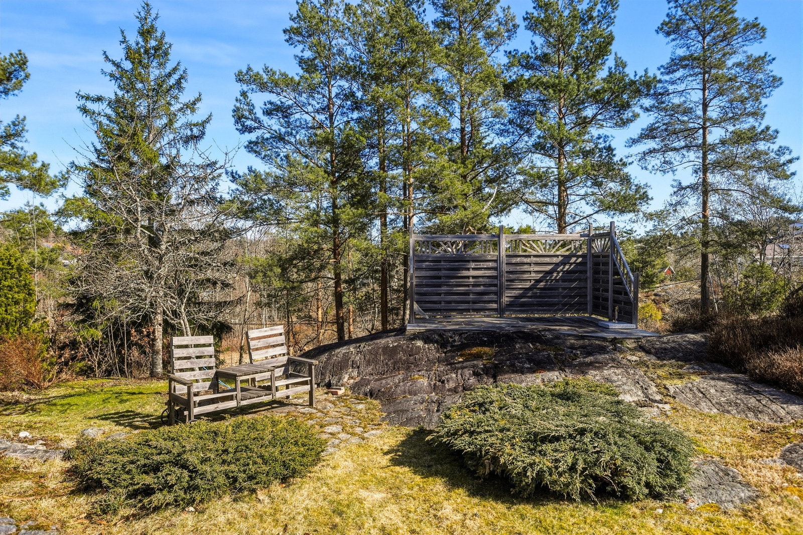 En de mange sitteplassene på eiendommen. Galleribilde