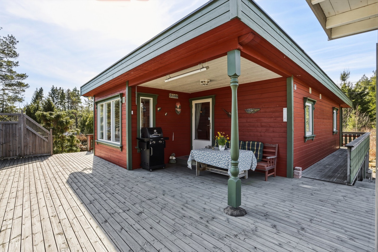 Det store terrasser rundt hytta. Galleribilde