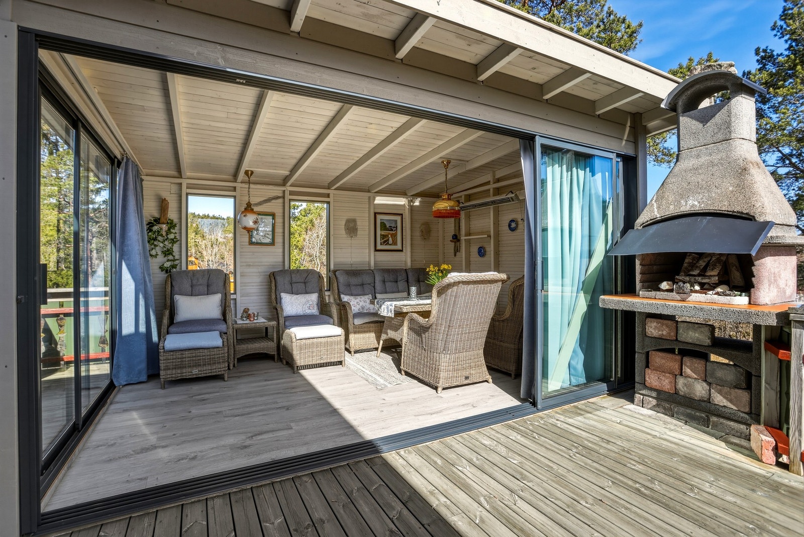 Hyggelig sommerstue for fine sommerdager og kvelder. Galleribilde