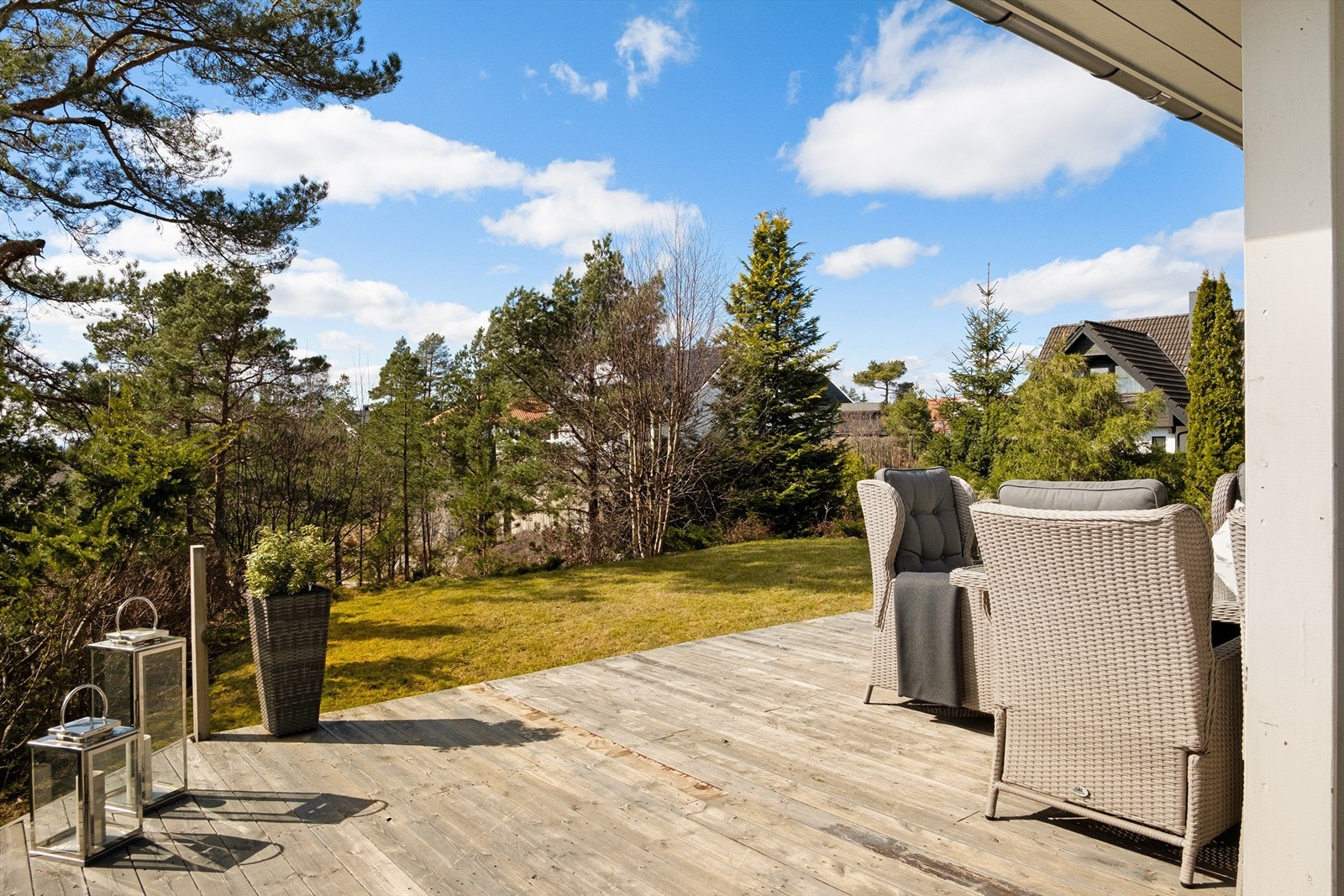 På gresset er det tumleplass og mulighet for hageleker sommerstid. Galleribilde