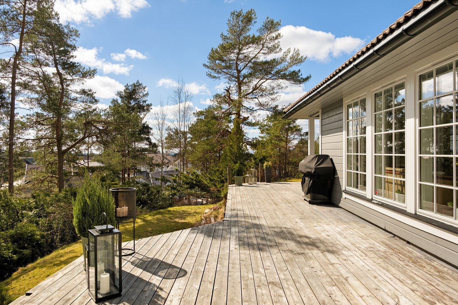 Sommerstid er det sol på terrassen store deler av dagen, fra tidlig morgen. Galleribilde