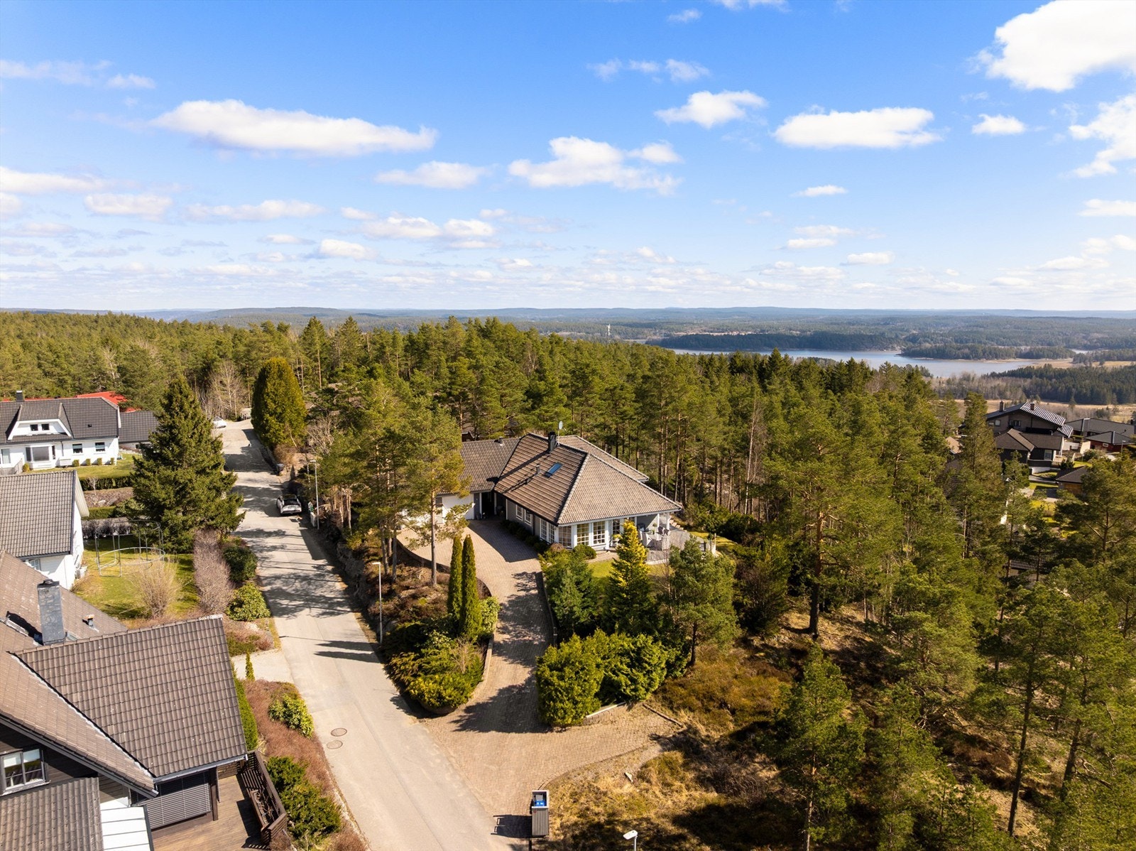 I Høvreveien øverst på Stikkaåsen har akkurat denne eiendommen en meget god beliggenhet - kanskje den beste? Fotograf; Kristoffer Kristiansen. Galleribilde