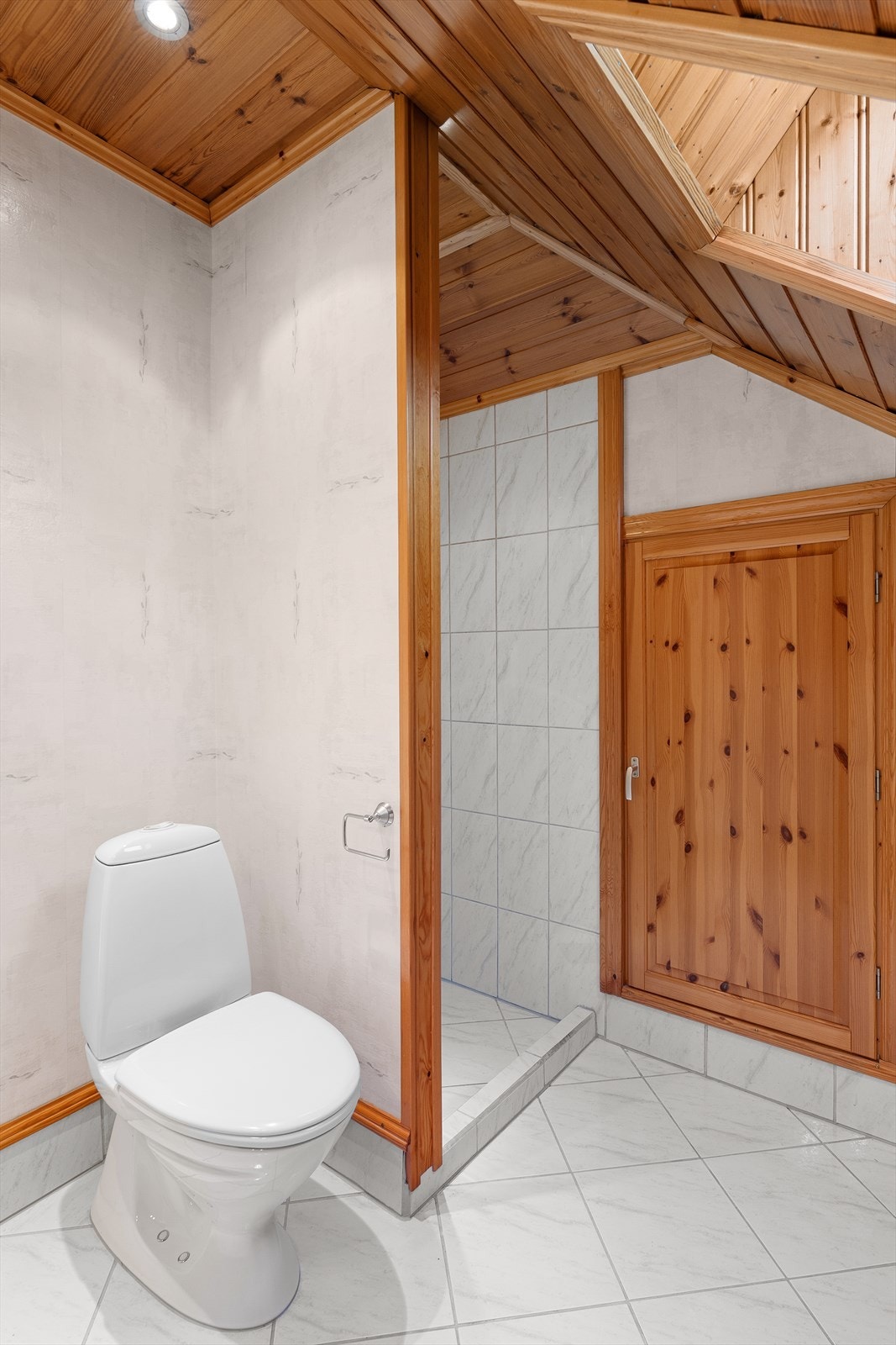 Loftsbadet er fullt utstyrt med blant annet klosett og dusjnisje. Forhold knyttet til gulv og sluk er gitt TG 3, badet er imidlertid funksjonelt. Galleribilde