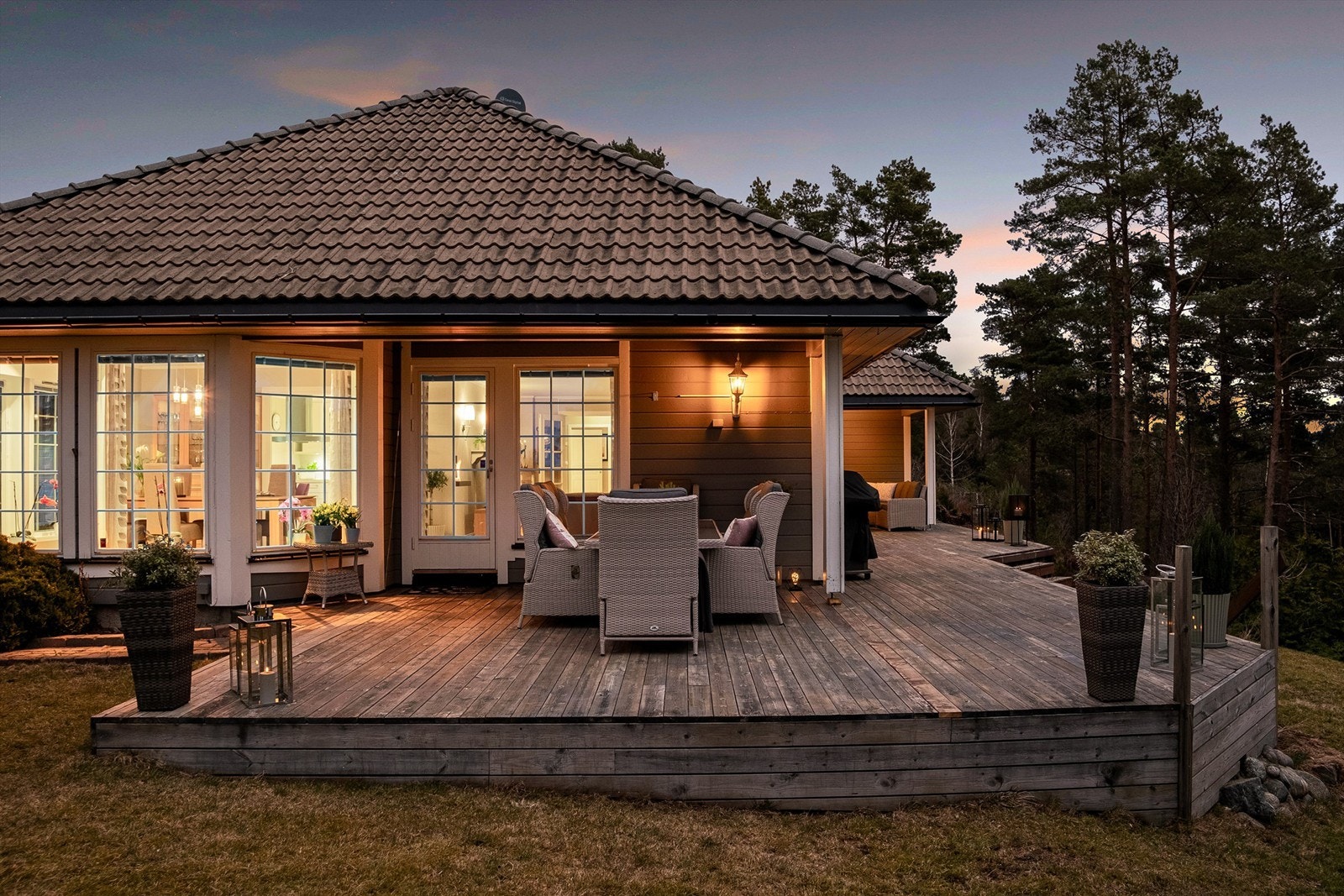 Terrasse på hele 70 kvm. er anlagt langs boligens søndre og østre side. Galleribilde