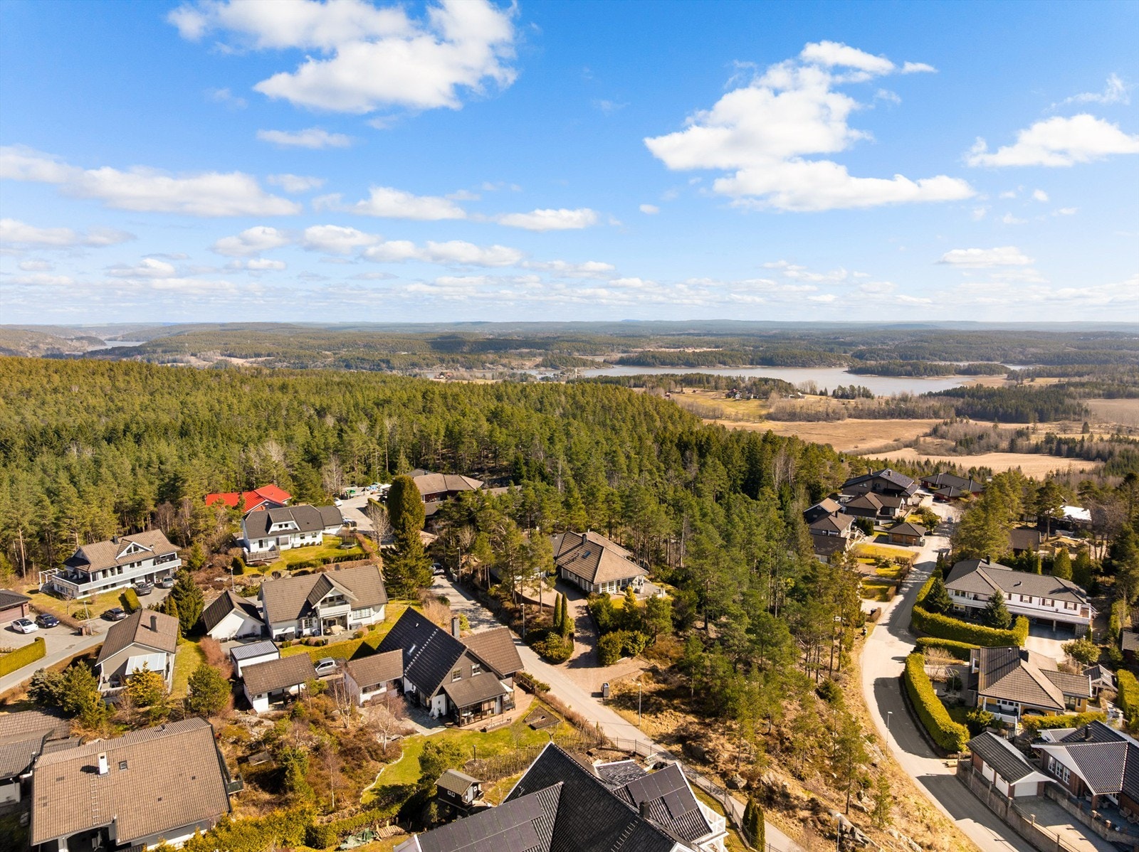 Bebyggelsen langs Høvreveien ligger på et eget platå øverst i Stikkaåsen. Her bor du tilbaketrukket, men likevel ikke mer enn 10 minutter unna sentrum. Galleribilde