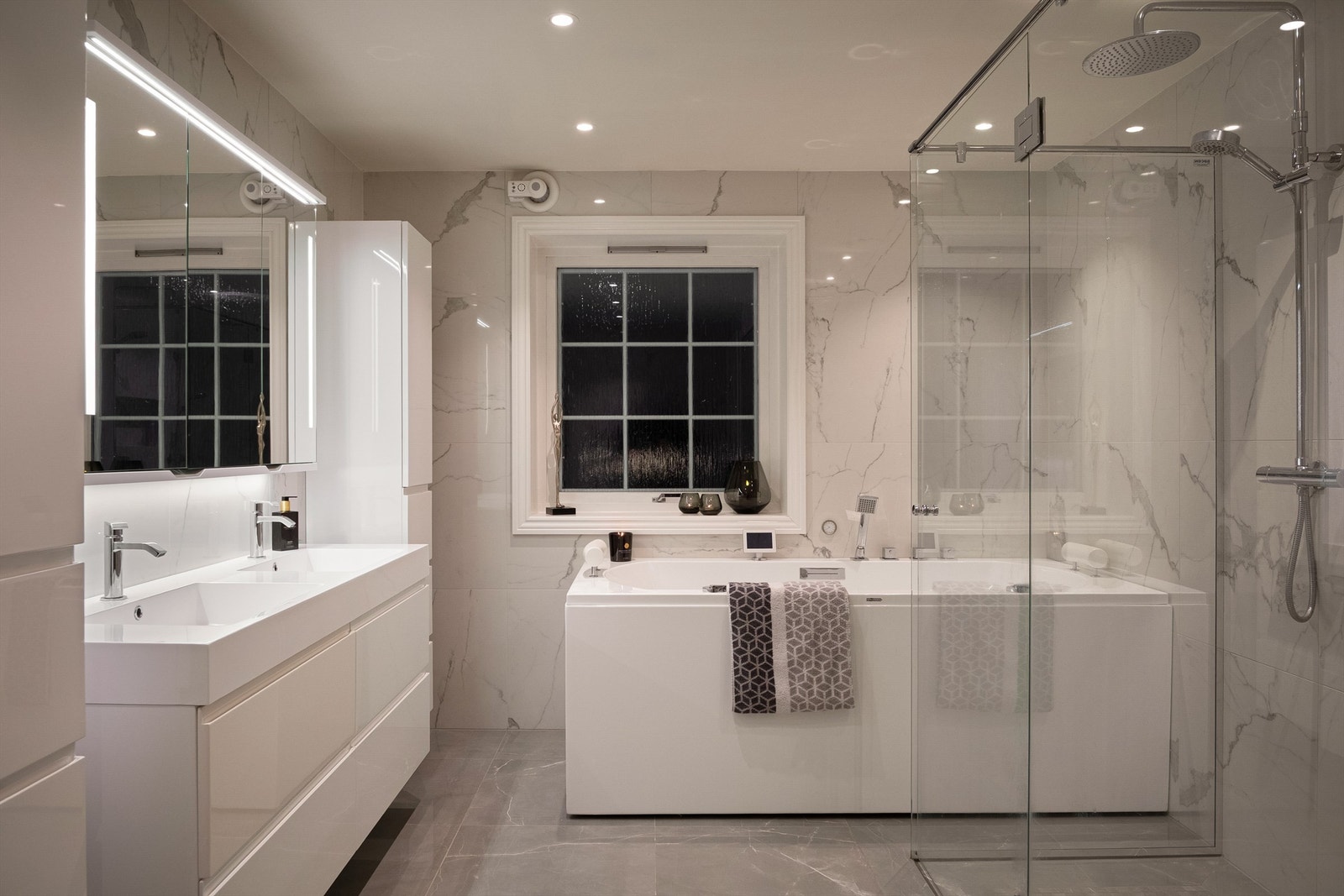 Etter renovering i 2019 er badet i første etasje både moderne og delikat. Badet er tilrettelagt for samtidig bruk av to personer. Galleribilde