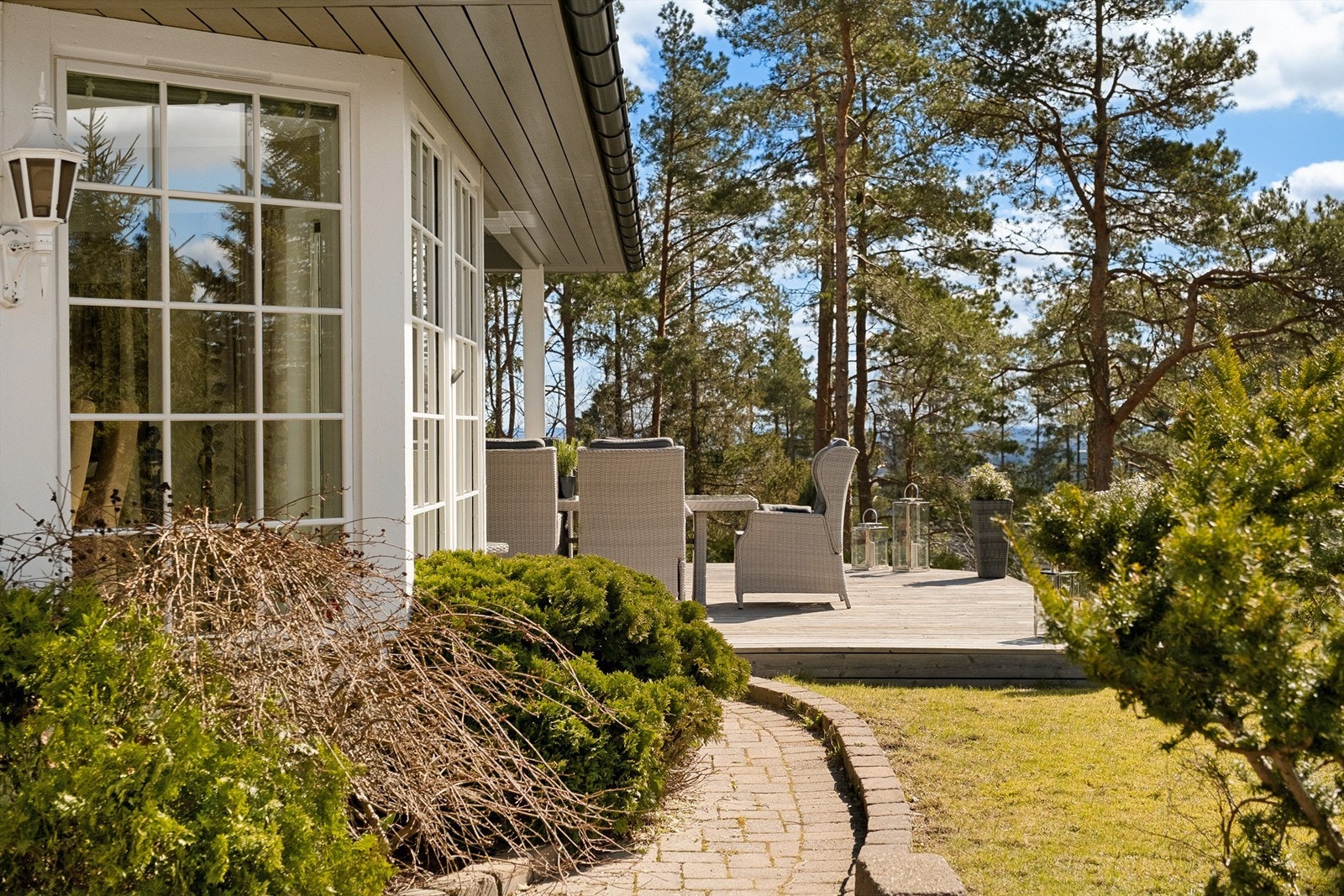 Mellom trærne er det utsikt å se til landskapet i øst. Galleribilde