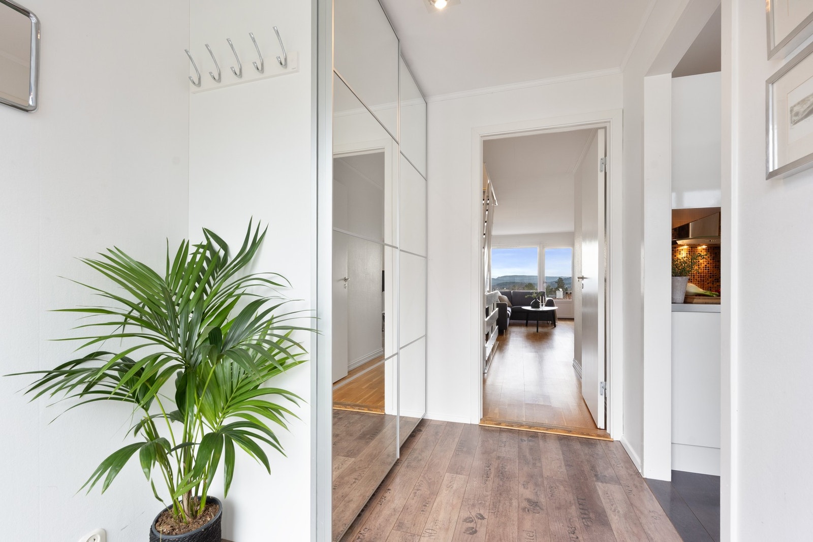 Entré innredet med stor skyvedørsgarderobe Galleribilde