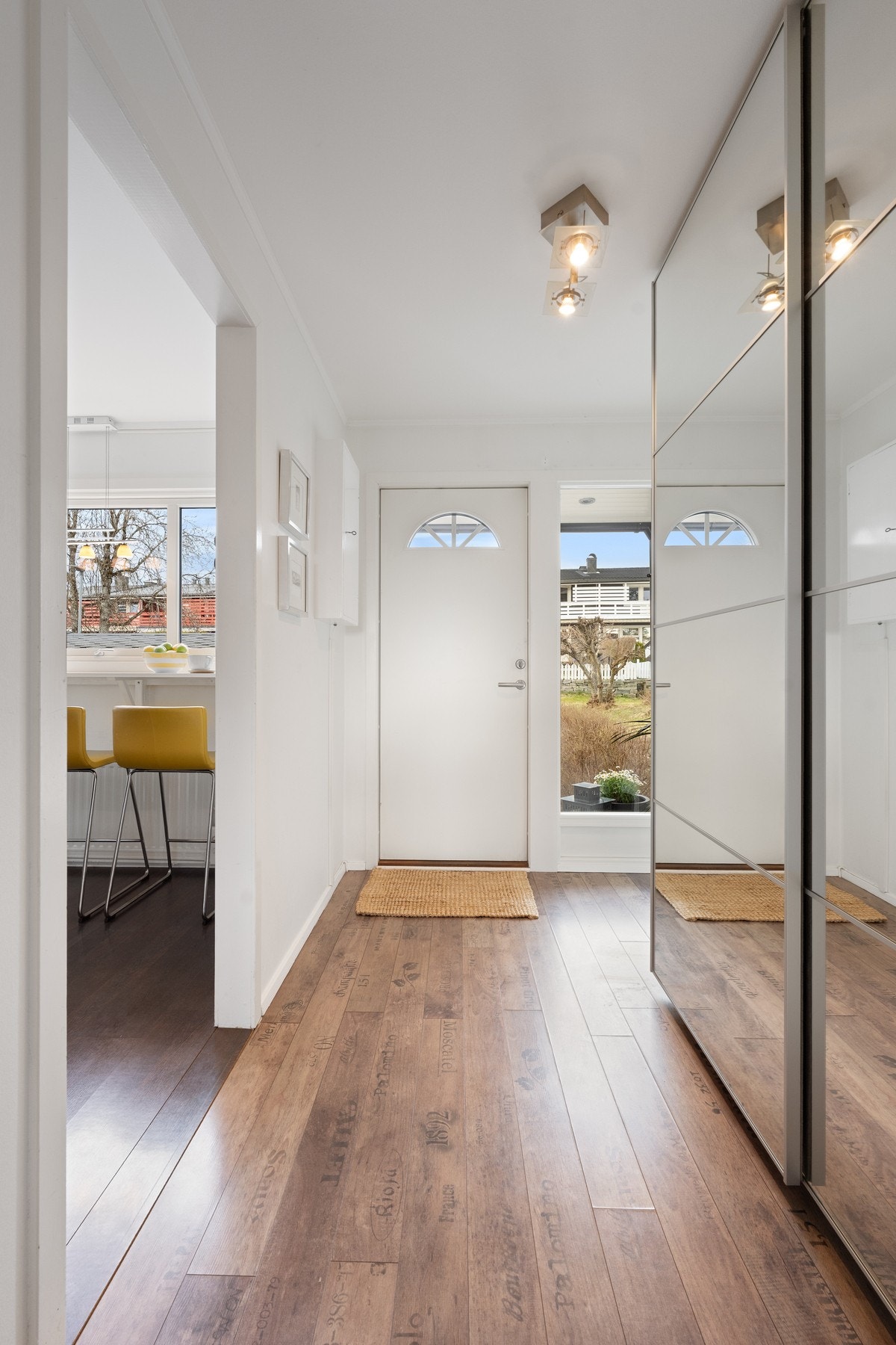 Entré innredet med stor skyvedørsgarderobe Galleribilde