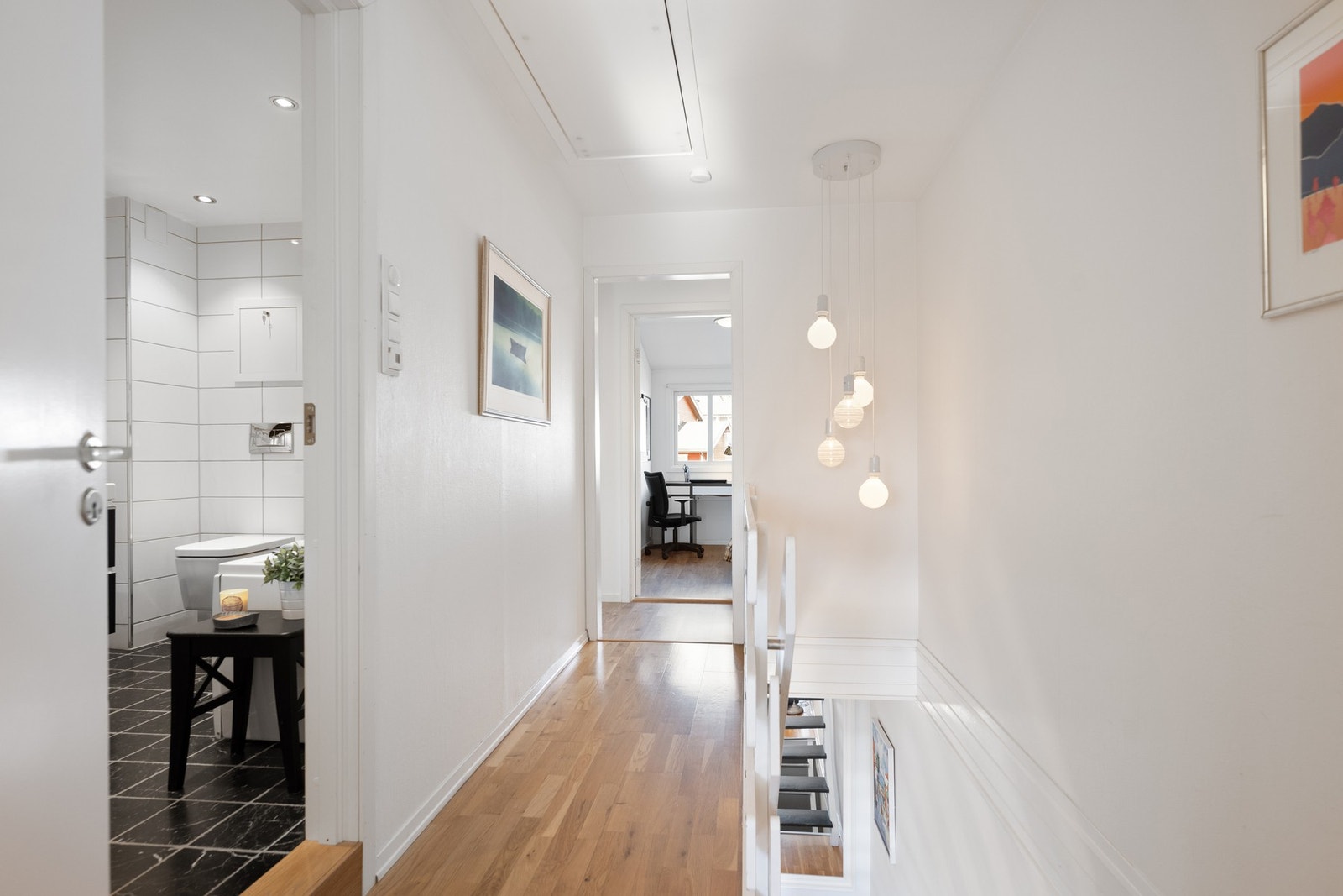 I 2. etasje finner man tre soverom og romslig bad Galleribilde