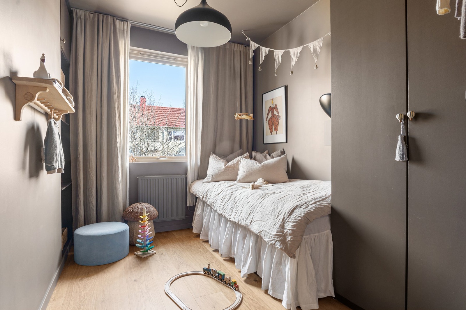 Soverom nummer to er også av god størrelse, men egner seg aller best som barnerom, gjesterom eller som kontor Galleribilde