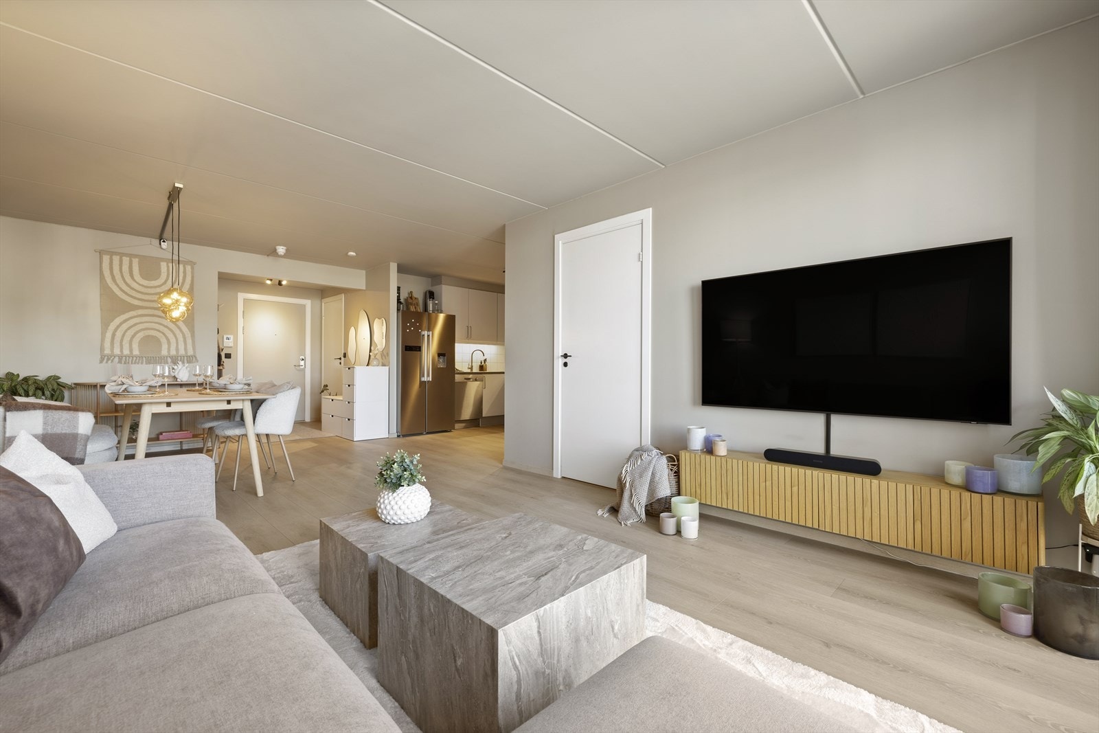 Stuen har god plass til sofagruppe med tilhørende bord og TV-møblement. Galleribilde