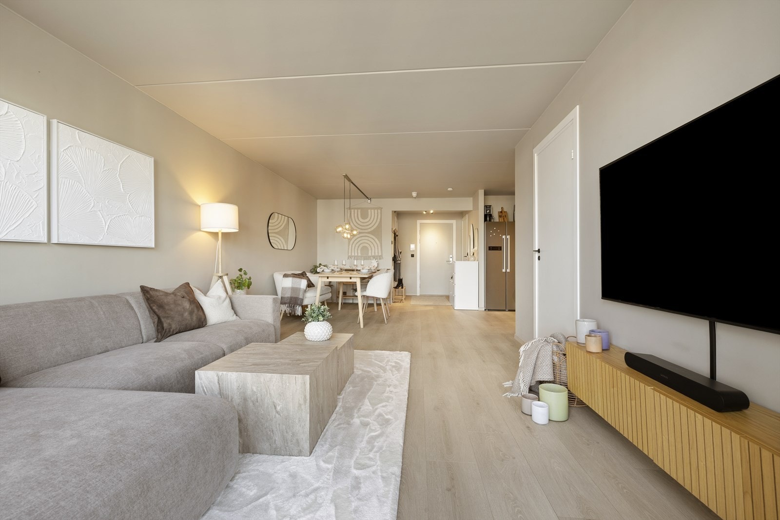 Laminatgulvet fra 2023 er gjennomgående og av samme kvalitet som i resten av leiligheten. Galleribilde