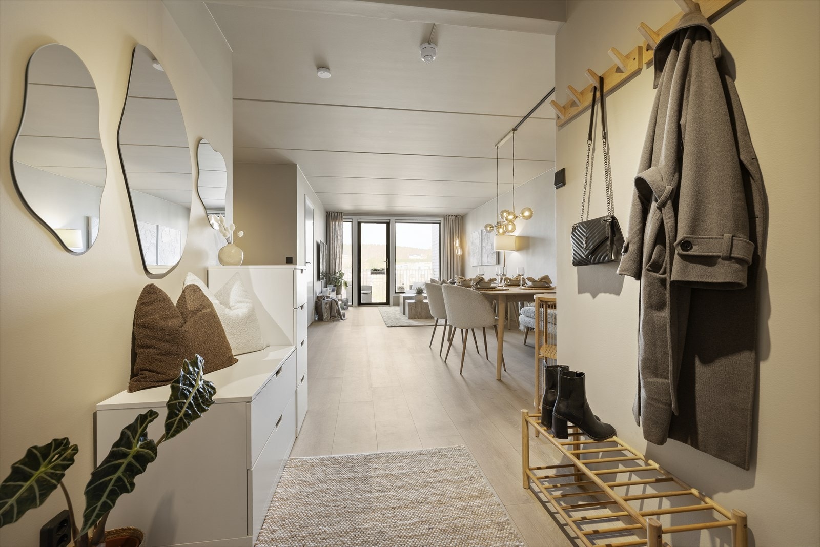 Entreen er lys og luftig med lyse vegger. Her er det god plass til å sette fra seg sko og henge yttertøy. Galleribilde