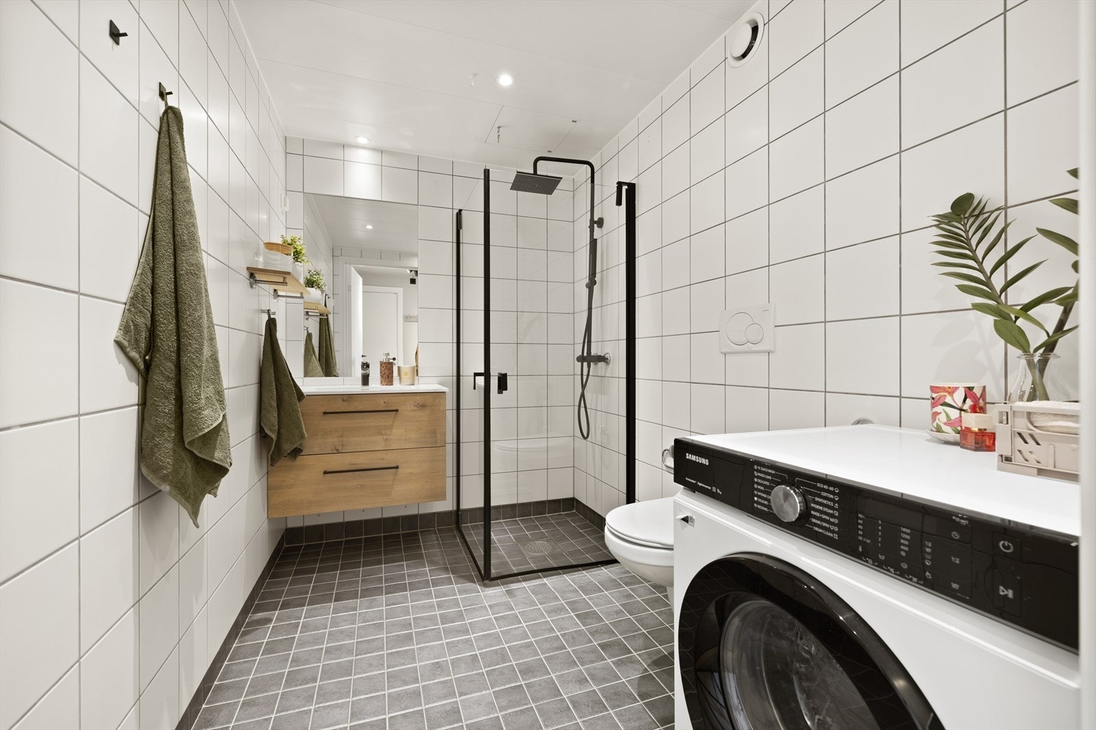 Badet er helfliset og holder en gjennomgående god standard, med behagelig gulvvarme og downlights i himlingen. Galleribilde