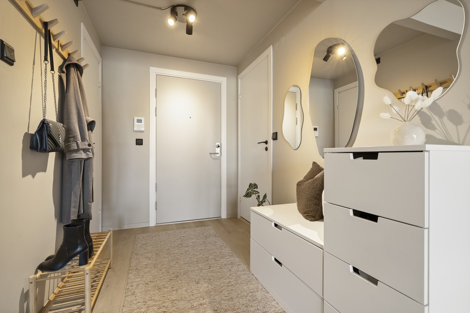 Det er også rikelig med plass til garderobeløsning, kommode eller lignende oppbevaring. Galleribilde