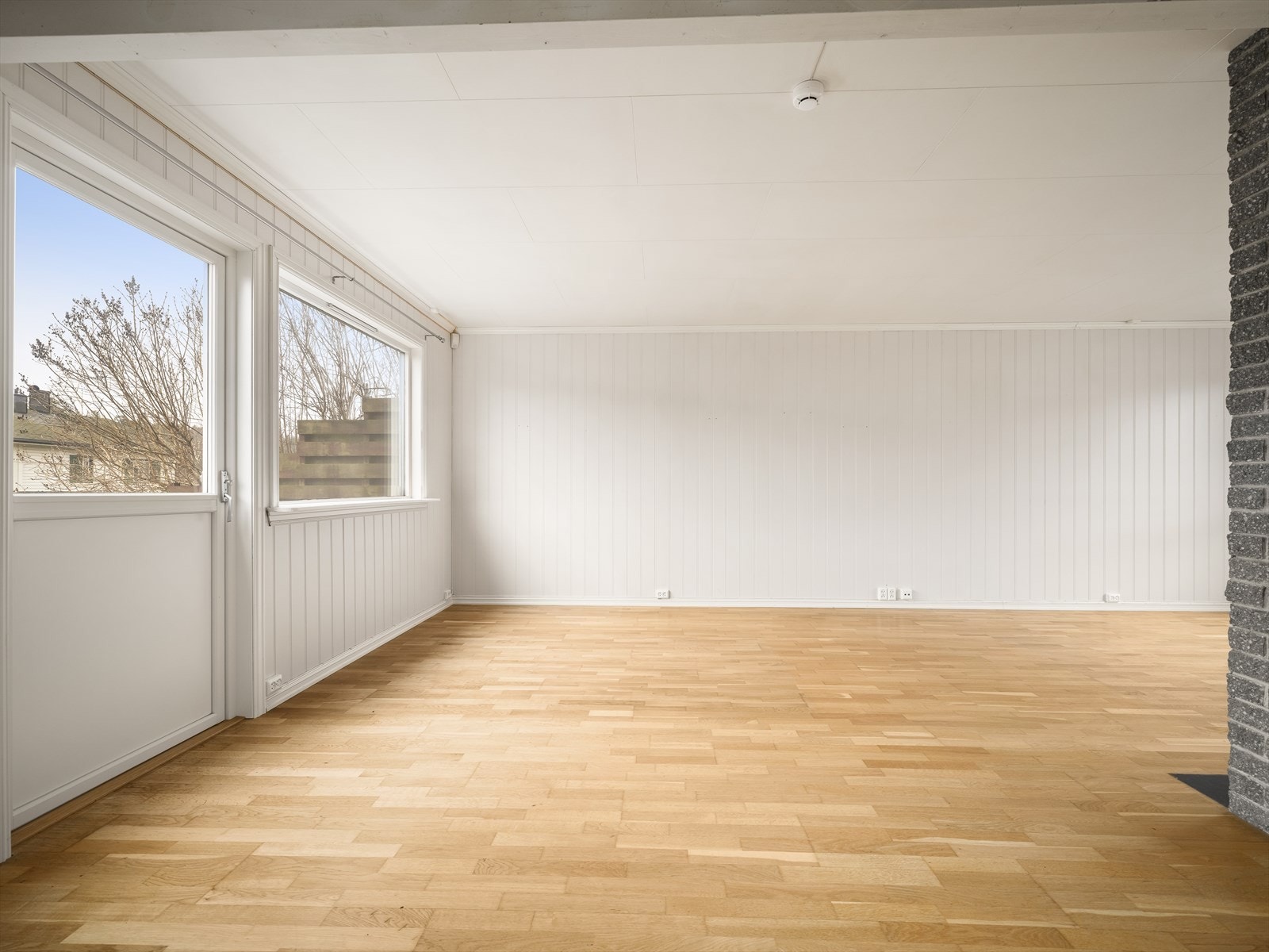 Fra stuen er det direkte utgang til en terrasse på ca. 26 m² via en balkongdør fra 2016. Galleribilde