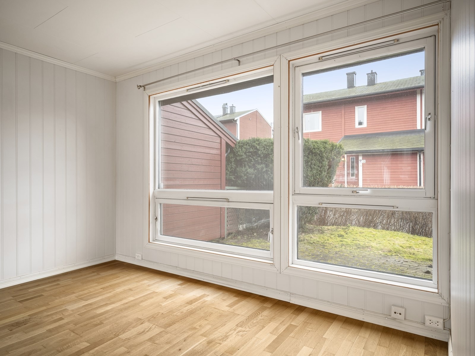 De store vindusflatene består av 3-lags glass i malte trekarmer. Galleribilde