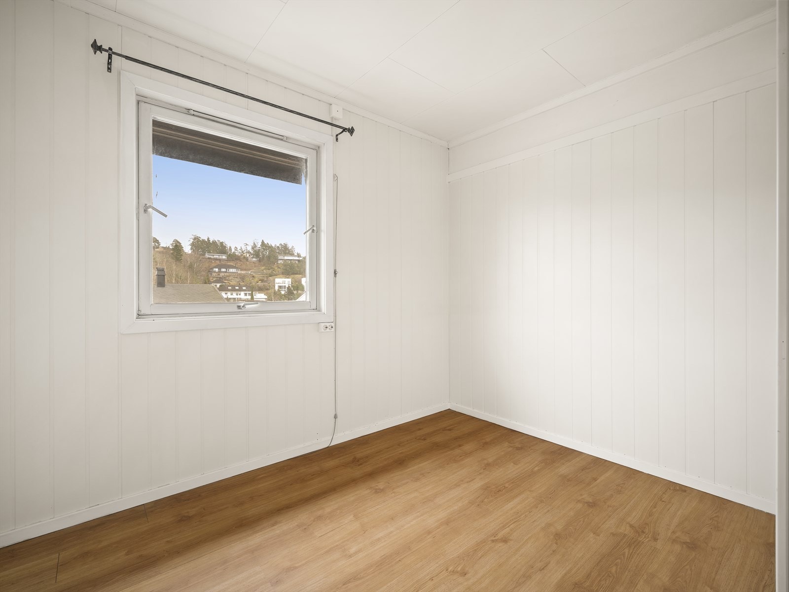 Rommet har laminat på gulv og malte flater. Galleribilde