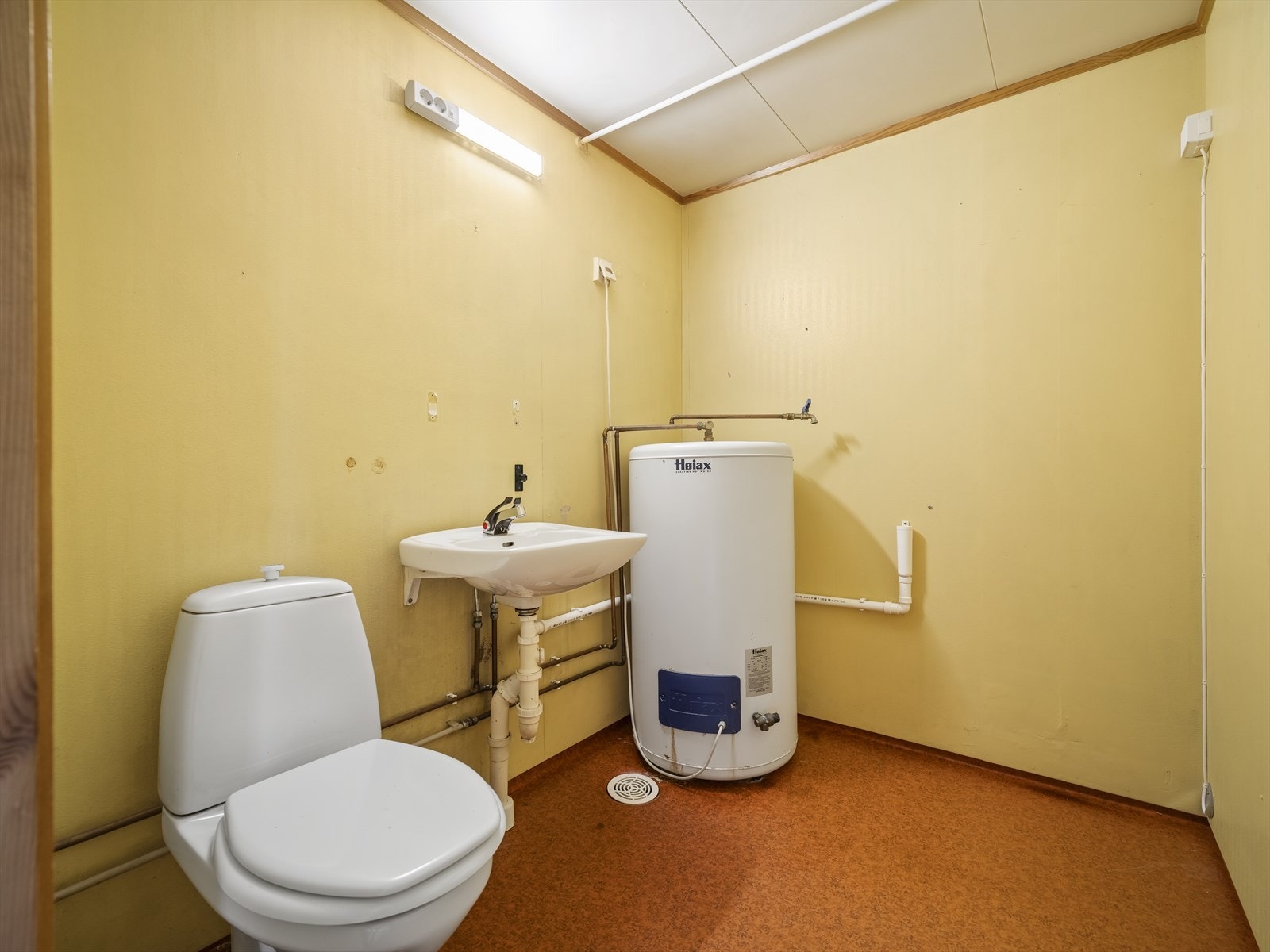 Praktisk vaskerom i første etasje med toalett, servant og opplegg for vaskemaskin. Varmtvannstank på ca. 200 liter. Galleribilde