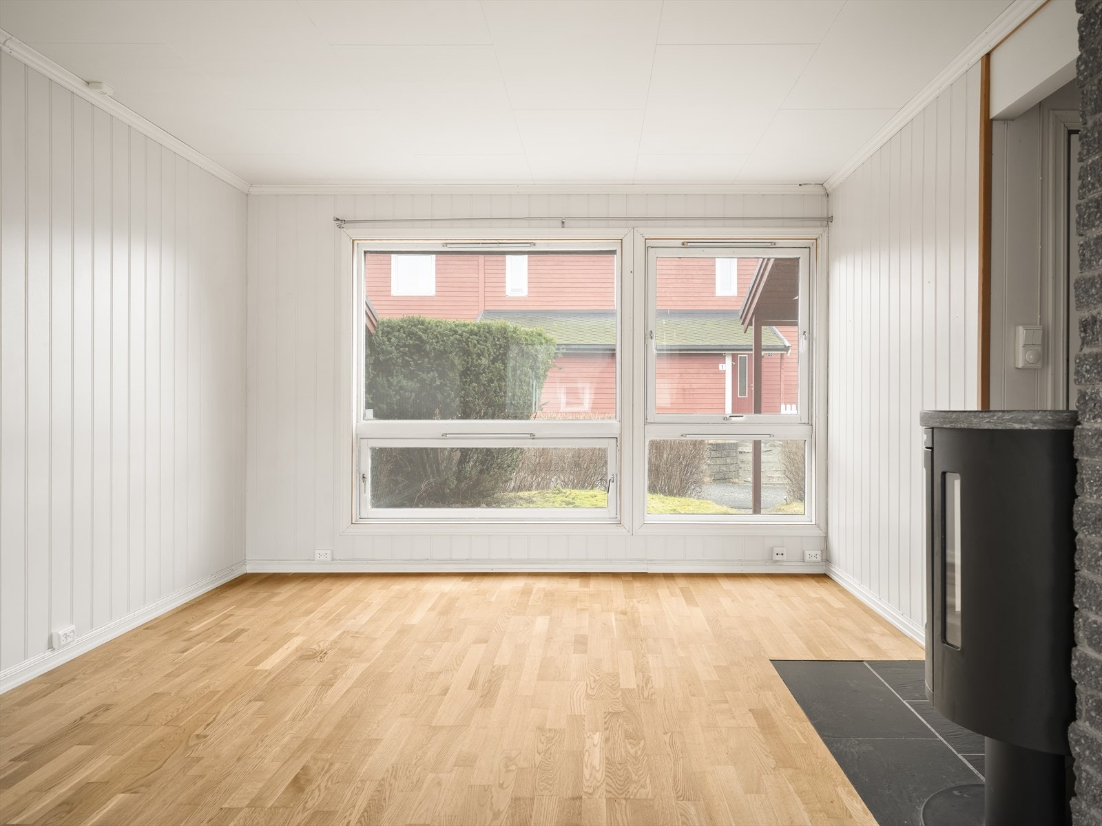 Rommet gir fleksibilitet for møblering av både sittegruppe og spiseplass. Galleribilde