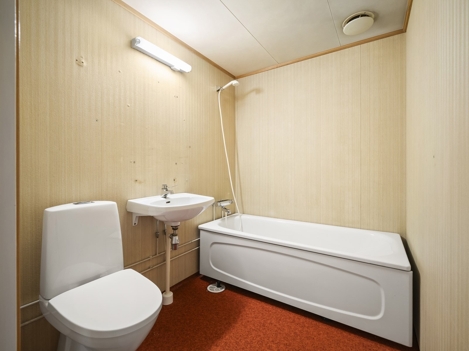 Badet i andre etasje er innredet med badekar, servant og toalett. Rommet har vinylbelegg og våtromstapet. Galleribilde