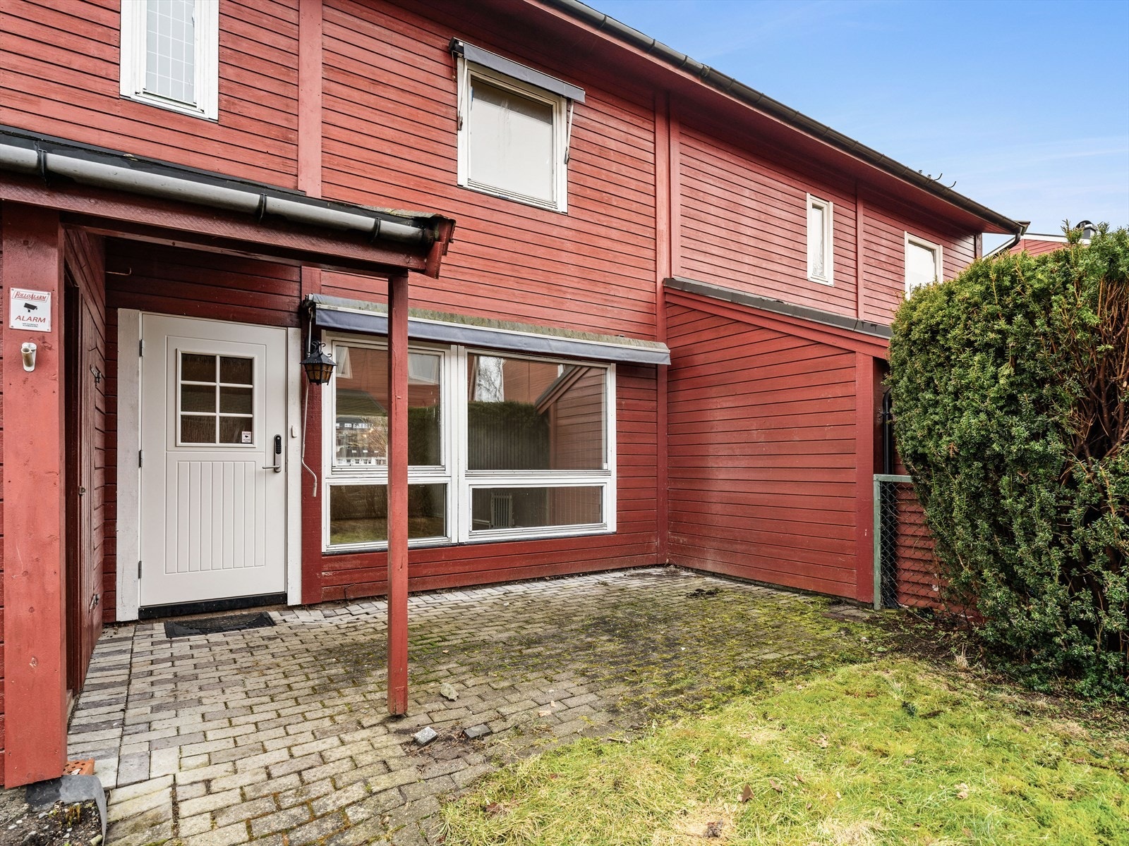 Ved inngangspartiet er det en steinlagt sitteplass på ca. 15 m². Galleribilde