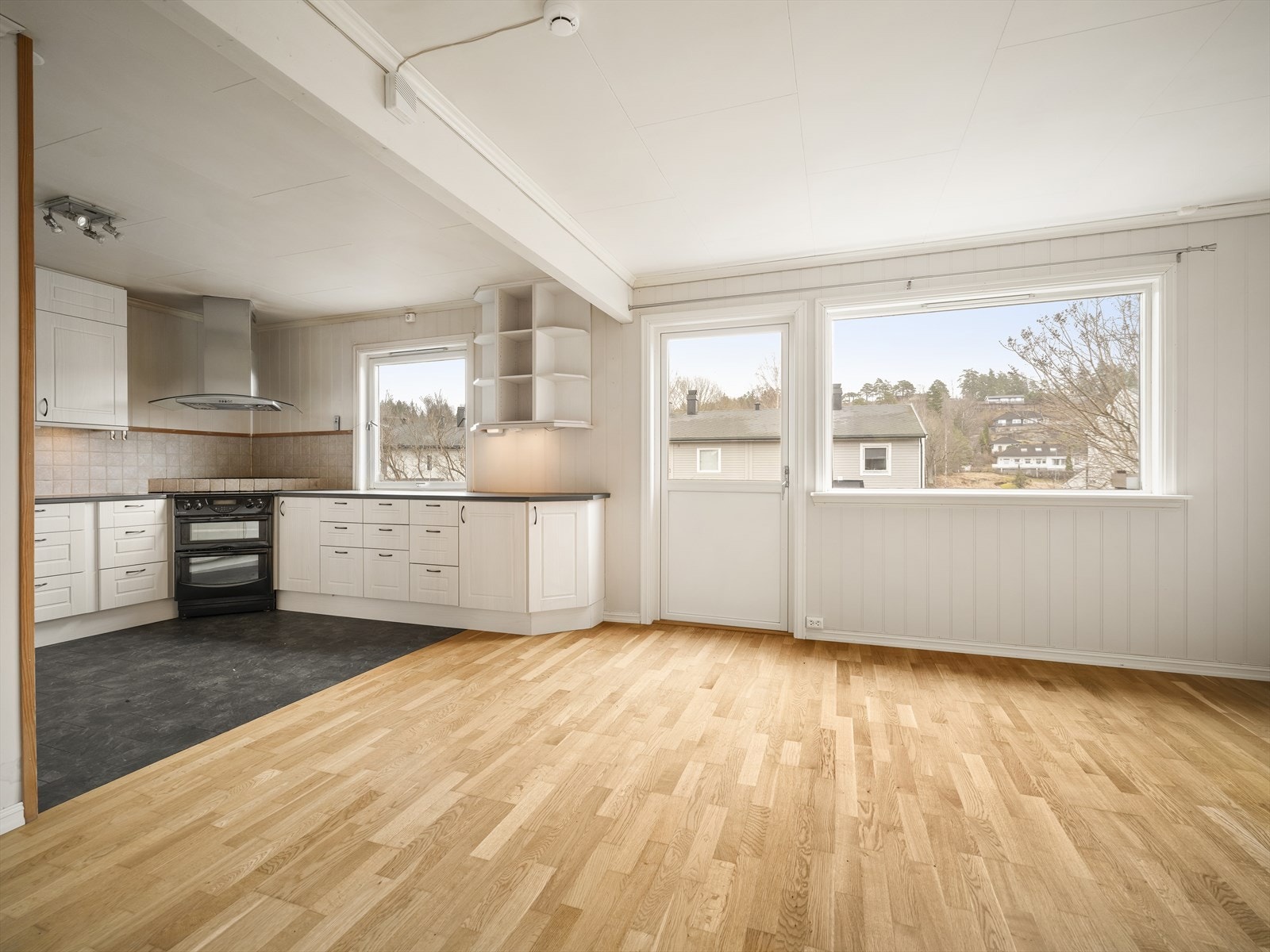 Første etasje har en åpen løsning mellom stue og kjøkken, som skaper en sosial og luftig sone. Galleribilde
