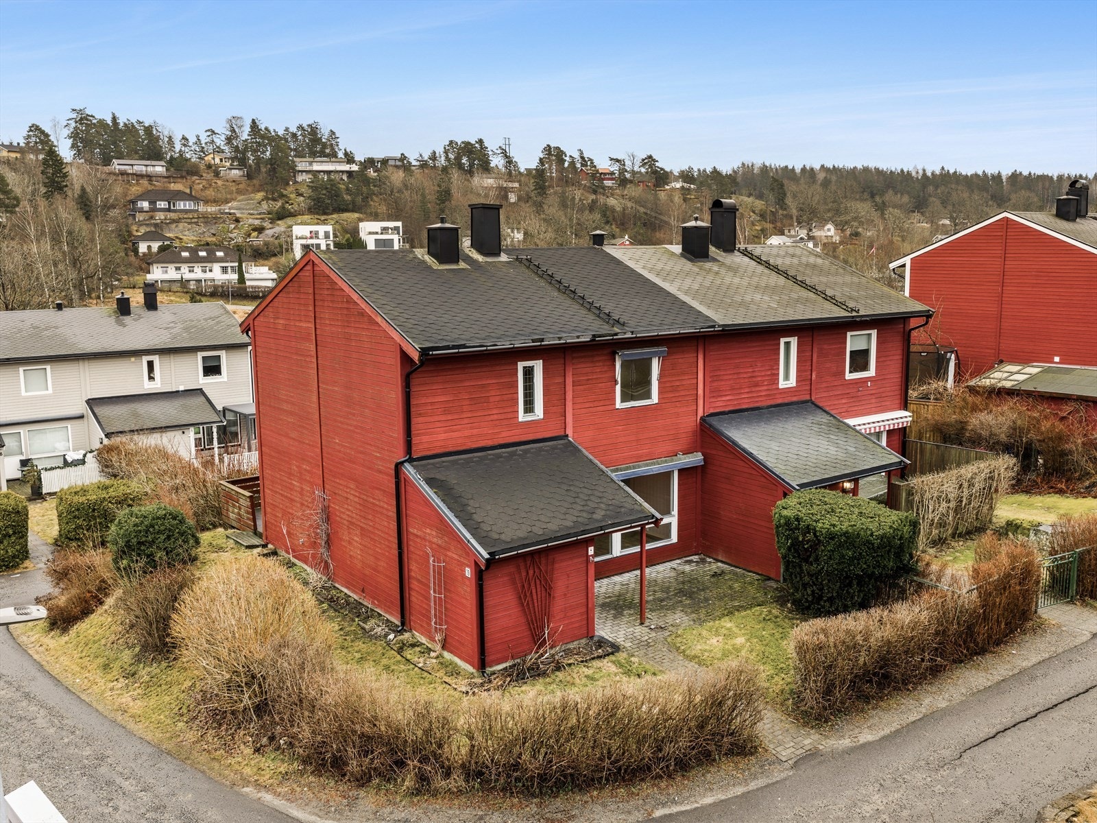 Fasaden har liggende bordkledning, og taket er tekket med pappshingel. Galleribilde