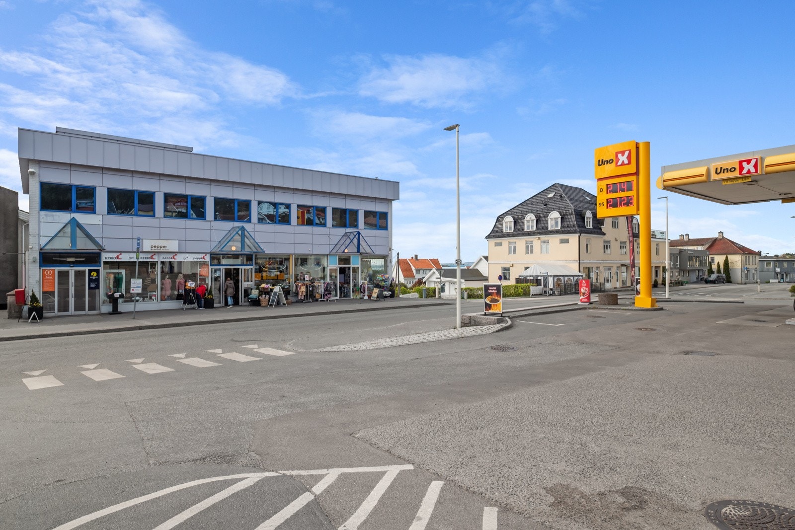 Kun noen få minutters gange til Tofte sentrum med blant annet dagligvarebutikker, vinmonopol, apotek, blomsterbutikk og bensinstasjon Galleribilde