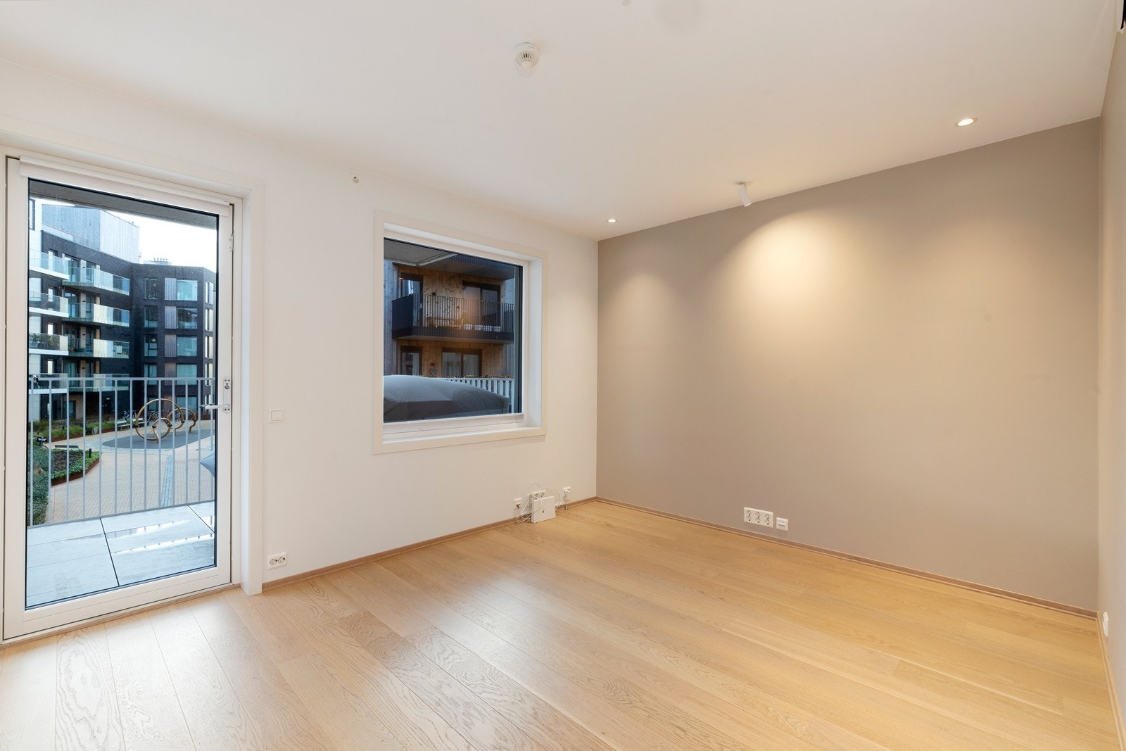 Utgang fra stue til stor, solrik balkong Galleribilde
