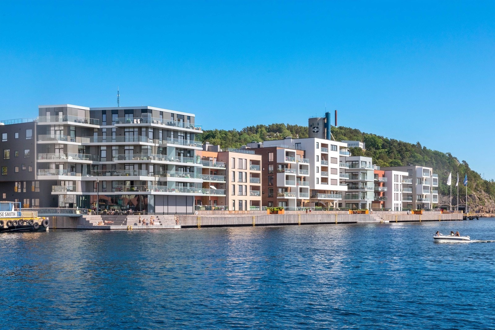 Kanalbyen ligger vestvendt ved sjøen på Odderøya, sentralt i Kristiansand og like ved Kilden, Fiskebrygga og det nye planlagte kultursenteret Galleribilde