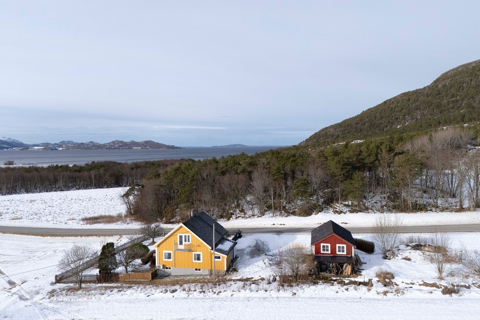 Fra eiendommen er det en kort biltur til hurtigbåt som tar deg til blant annet Trondheim. Videre er det bussforbindelser inn til Rissa. Galleribilde