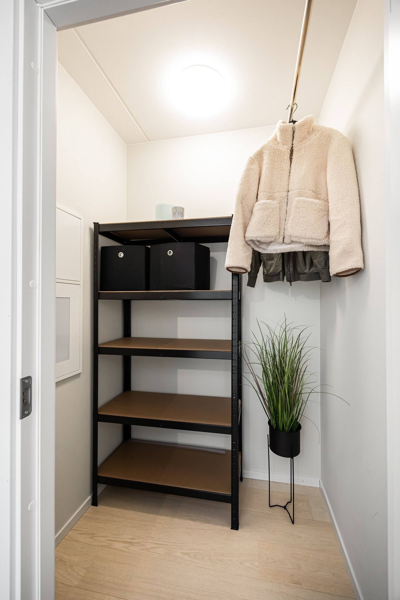 Bod med innebygd garderobestang gir gode muligheter for oppbevaring og en walk in closet følelse Galleribilde