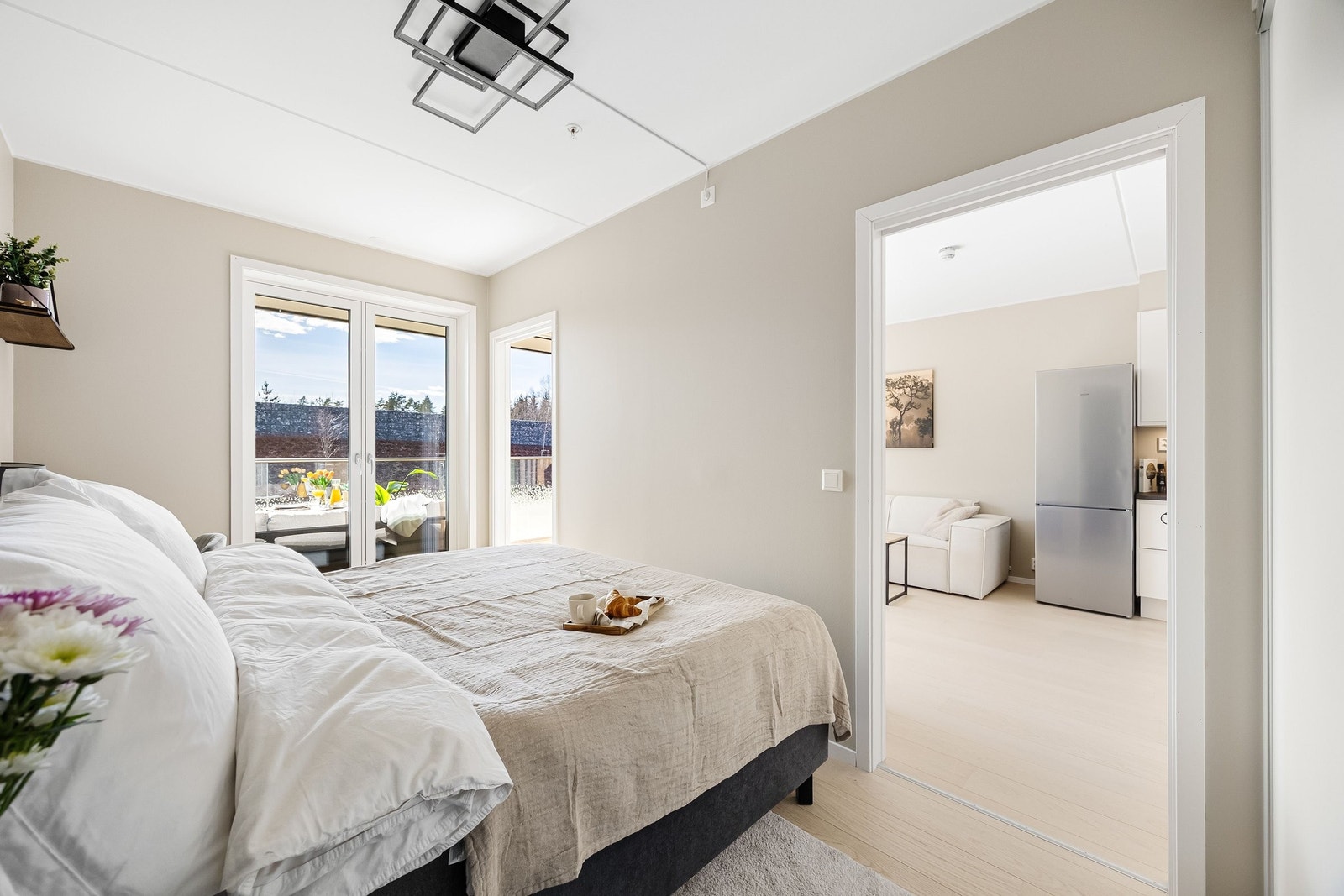 Soverommet har to innganger og god plass på begge sider av sengen Galleribilde