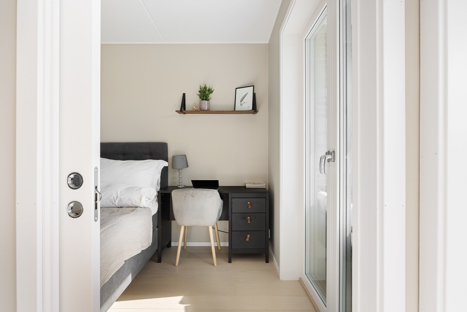 Det er god plass til kontorseksjon inne på soverommet Galleribilde