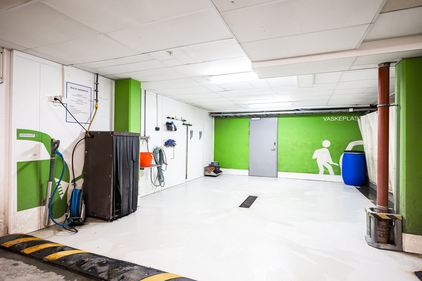 Garasjekjeller med egen vaskehall Galleribilde