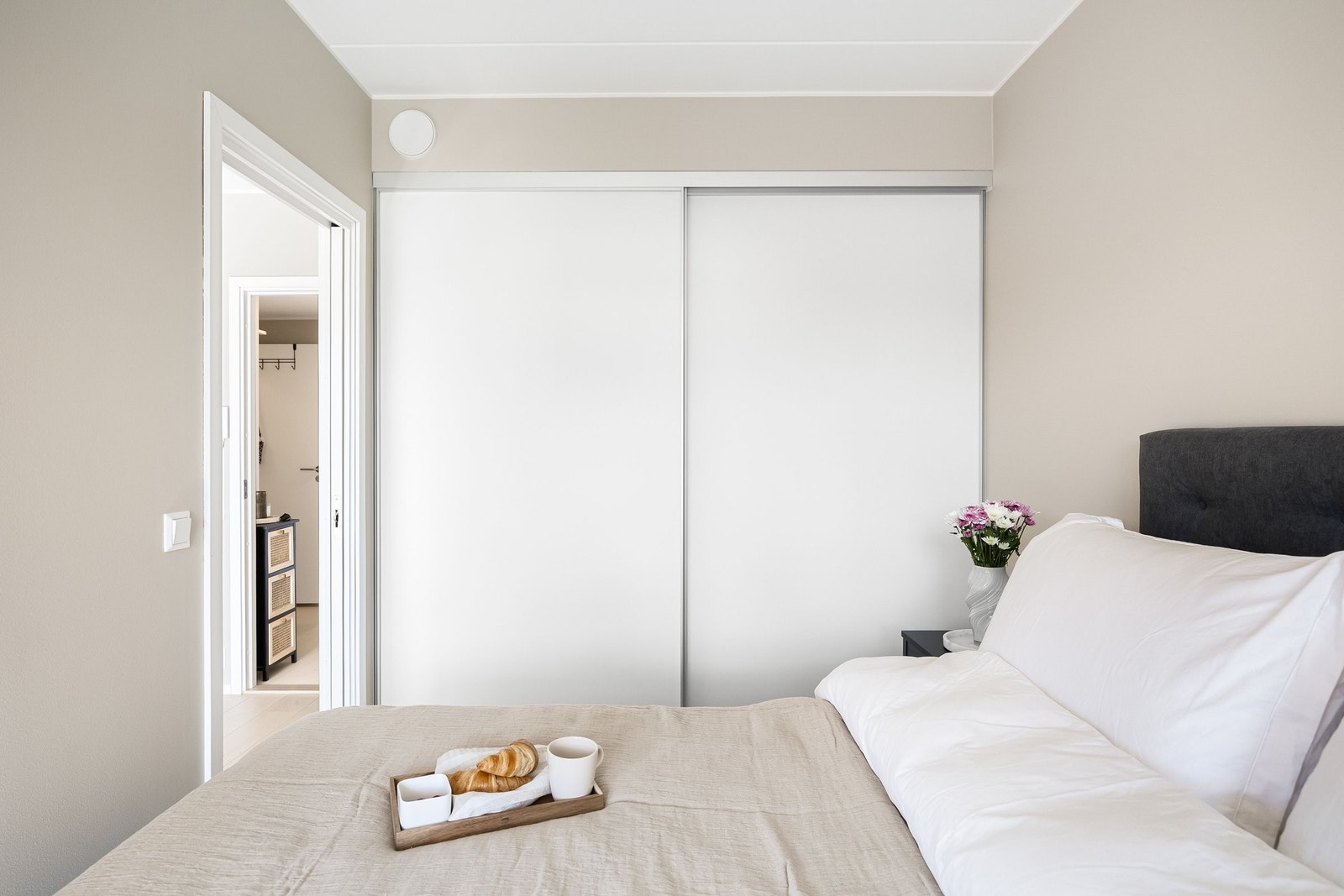 Det medfølger skyvedørs garderobe Galleribilde