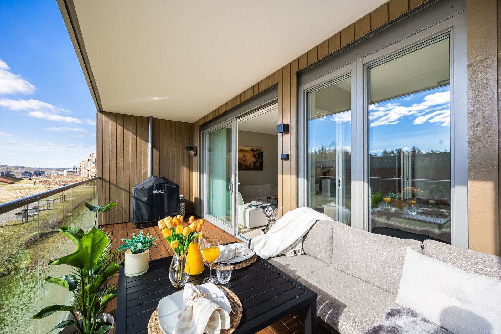 Balkongen på 12,4 kvm har god plass til grill og utemøbler Galleribilde