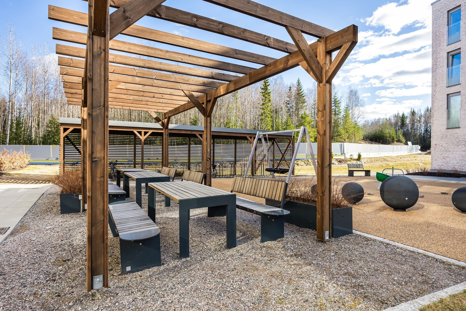 Sittegruppe i bakgård Galleribilde