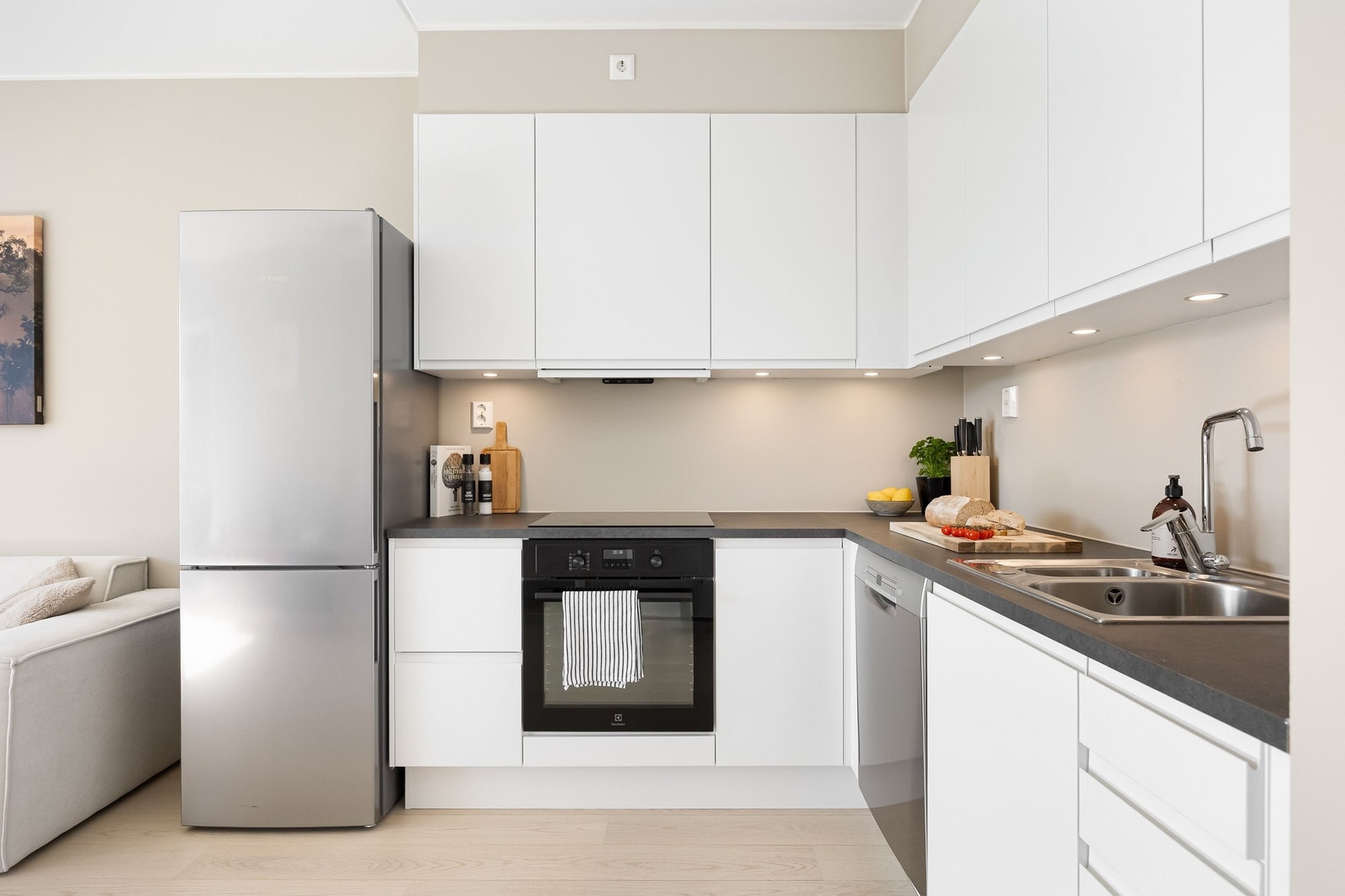 Det moderne kjøkkenet har god skap- og benkeplass Galleribilde