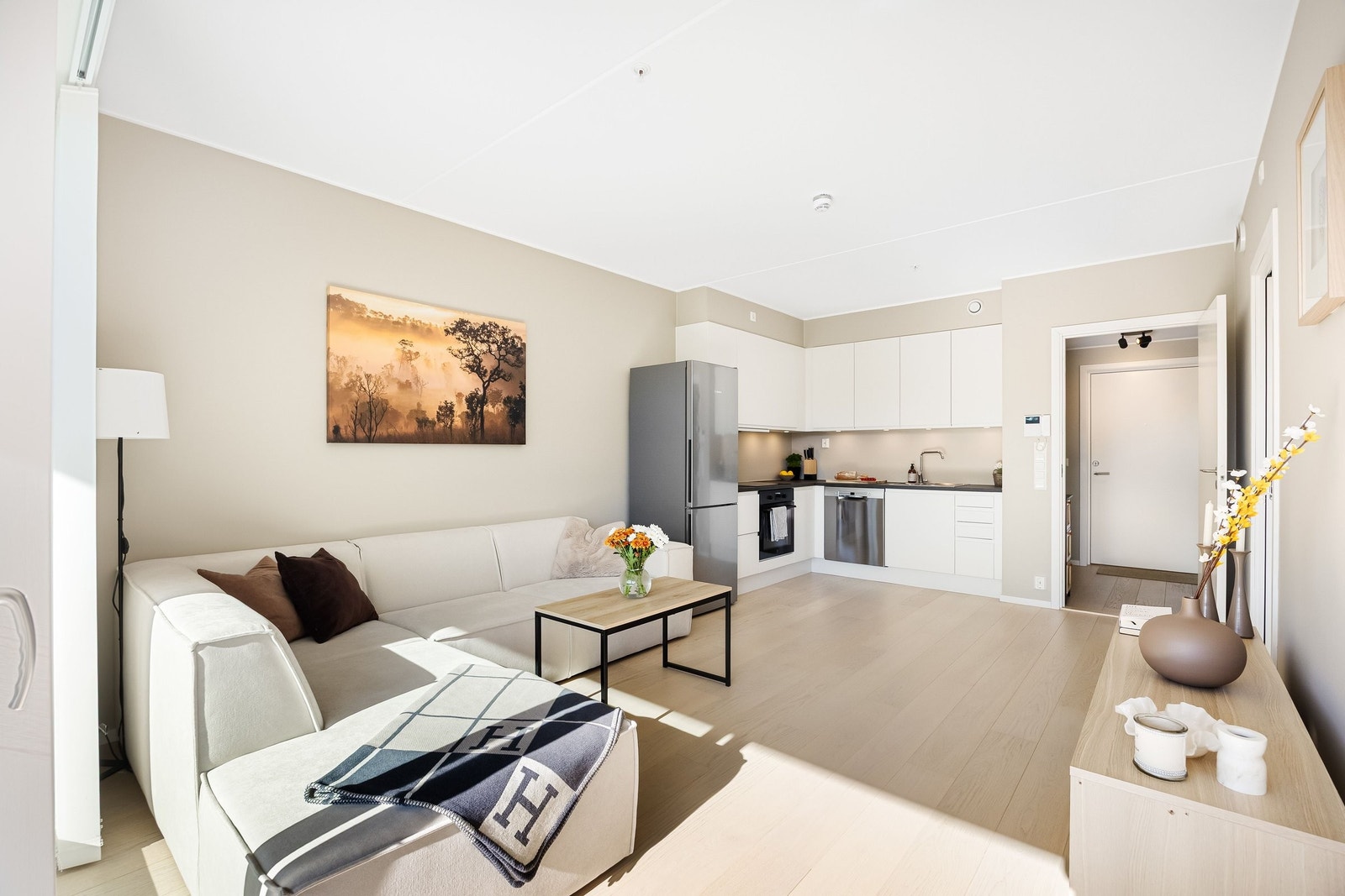 Den åpne planløsningen gir flere innredningsmuligheter med plass til både spise- og sittegruppe Galleribilde