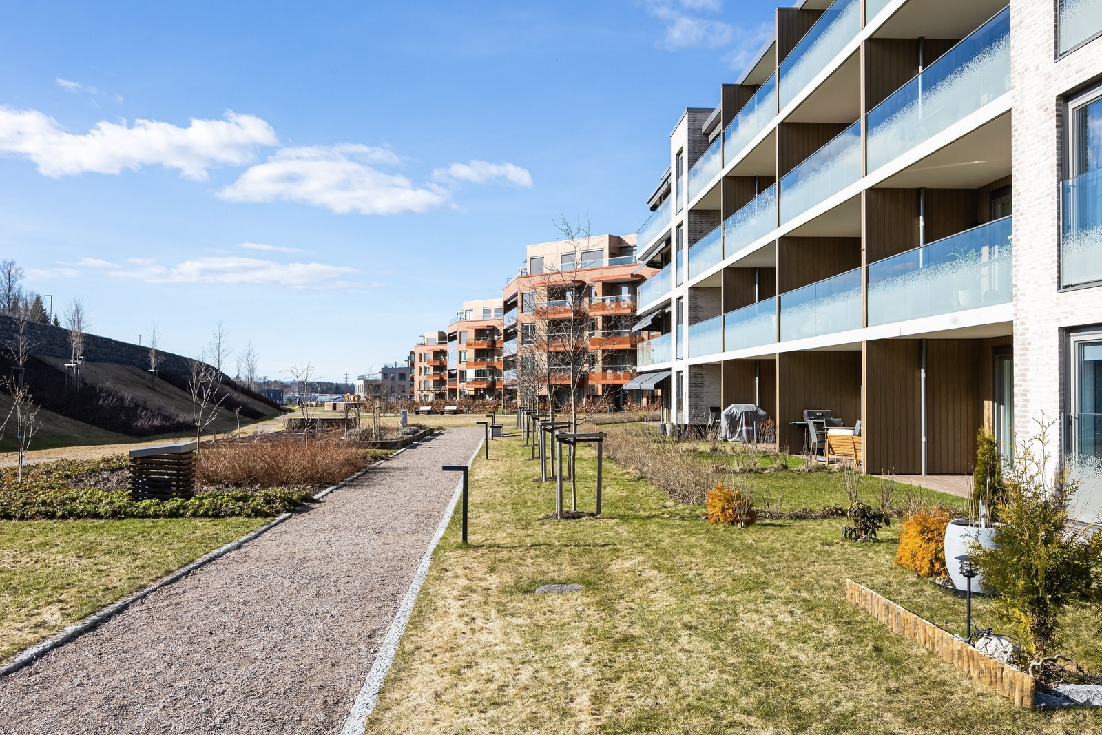Et hyggelig uteområde med stor felleshage Galleribilde