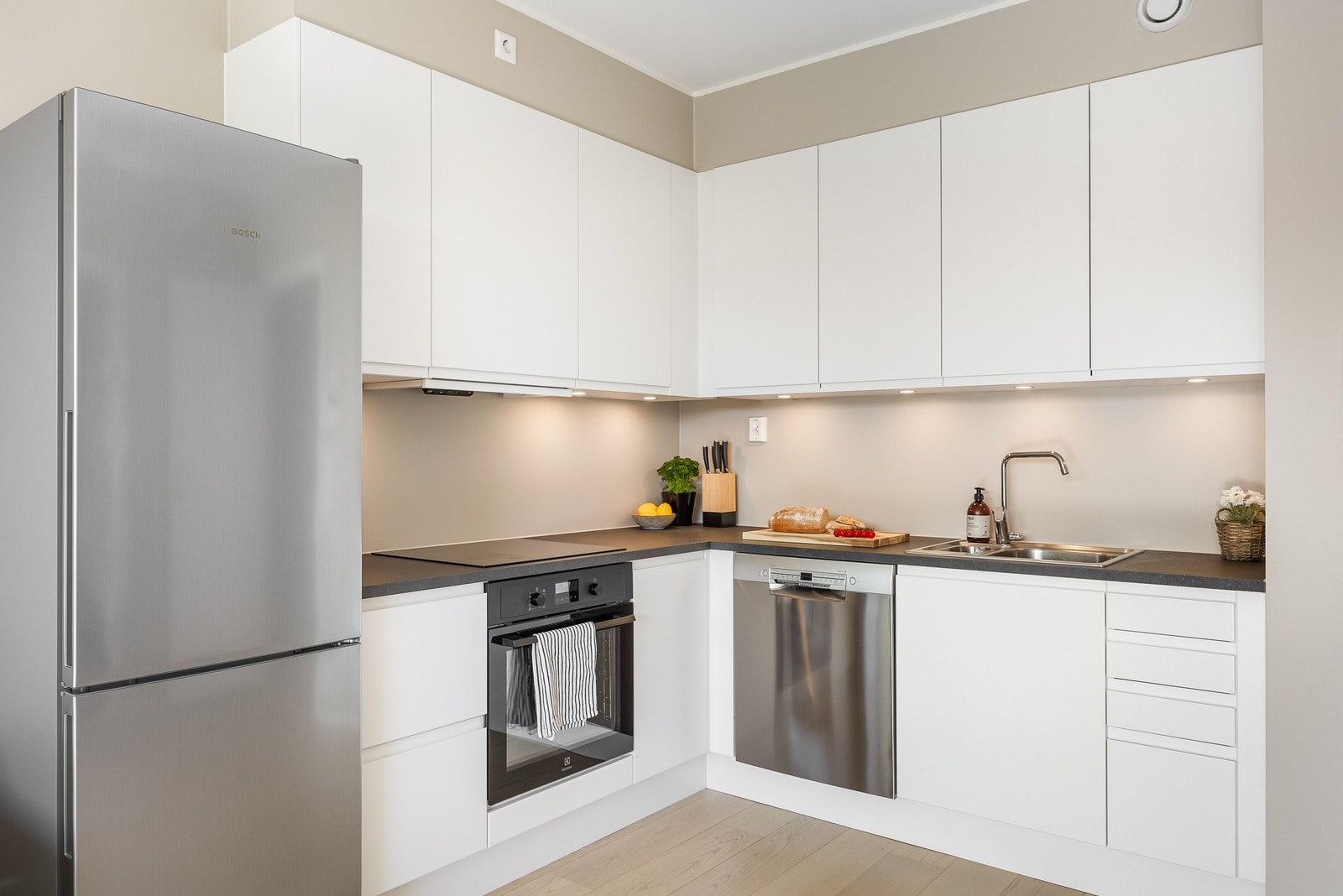 Lekkert kjøkken fra Sigdal med integrerte hvitevarer Galleribilde